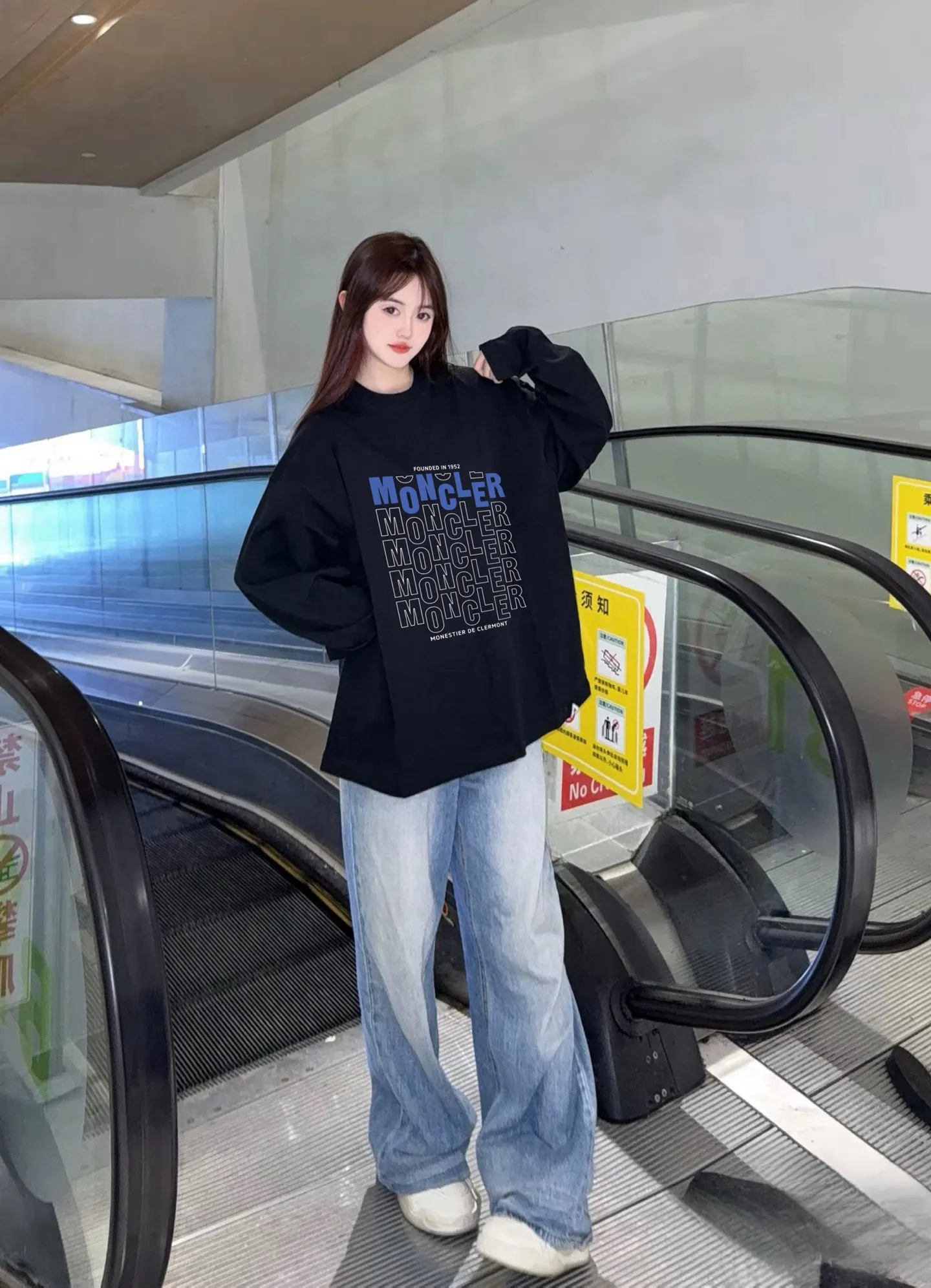 P170 Moncler 2025 new model, hollow letter logo, same style for men and women, long-sleeved T-shirt ·Customized 300g 100% double yarn pure cotton fabric ·Dyeing 32 counts double thread ·Collar label, hangtag, main mark and three labels complete Color: Black Size: XS S M L