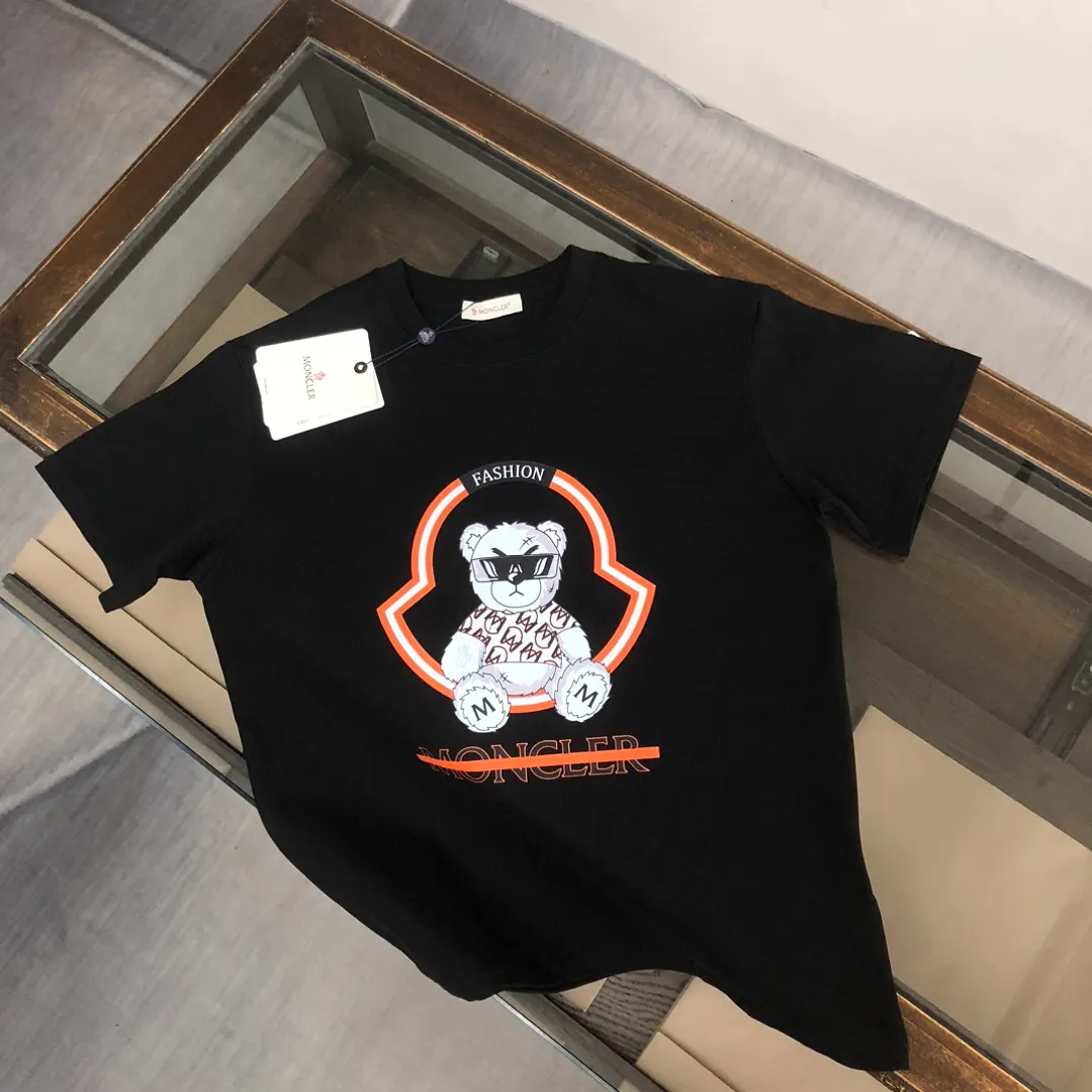 P160 🔥MONCLER The latest short-sleeved T-shirt for couples ~ Brand new element bear print design ~ The fabric upper body is comfortable and breathable, not stiff, slim cut, made of high-end custom-made pure cotton fabric! The upper body is comfortable and stylish, and it can be worn alone as an inner layer. It is a must-have for fashionistas! ! ! Color: black white Size: S～XL (loose version, please state your height and weight when placing an order)