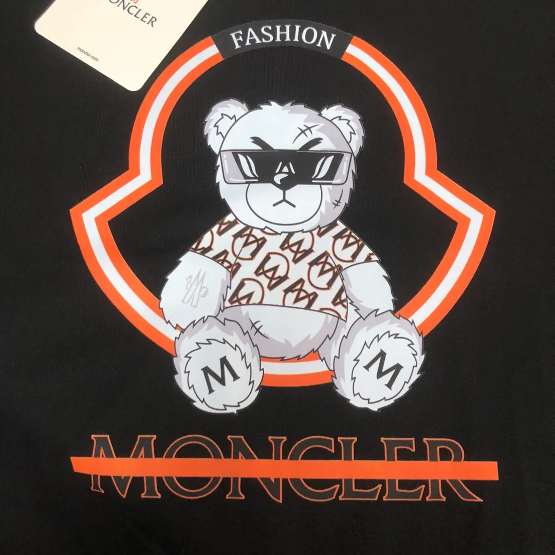 P160 🔥MONCLER The latest short-sleeved T-shirt for couples ~ Brand new element bear print design ~ The fabric upper body is comfortable and breathable, not stiff, slim cut, made of high-end custom-made pure cotton fabric! The upper body is comfortable and stylish, and it can be worn alone as an inner layer. It is a must-have for fashionistas! ! ! Color: black white Size: S～XL (loose version, please state your height and weight when placing an order)