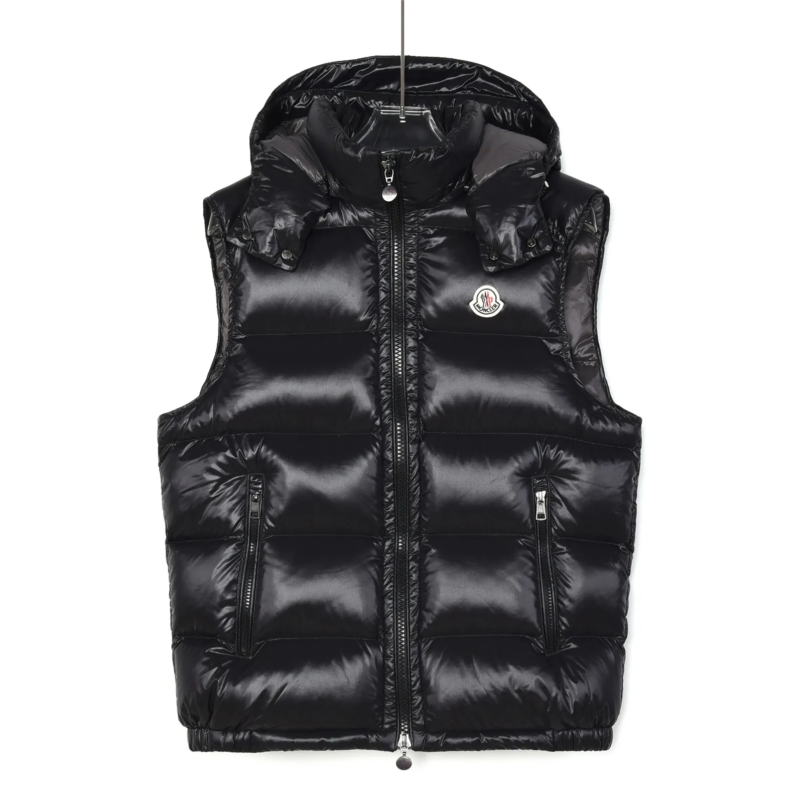 P400 Top real shot, differentiated currency] 𝗠𝗼𝗻𝗰𝗲𝗿/Mask Down Vest Model No.: TT120 The Maya/Maya Down Vest, a collection from the Moncler Archives that has been awaited for a year, maya down vest is made of iconic shiny lacquered nylon, with high-performance details to provide warmth and protection. This Moncler classic piece is equipped with a detachable hood to enhance the protective performance of the overall design. •NFC chip anti-counterfeiting •Made of lacquered nylon •Painted nylon •Filled with down •Detachable hood •Zipper closure •Outer pocket with zipper closure •Elastic drawstring at the hem The detachable hood gives this down vest more matching options. Toray glossy outer material is provided by customers. 15D nylon fabric/lining is of the highest standard. The fabric feels smooth and has a very textured feel. The entire down jacket has four layers of fabric in total, and the two inner layers are made of the best 400D liner cloth and woolen! It is filled with imported European standard 90% white duck down, with high fluffiness, high gram weight and down content. The feel is excellent in all aspects. You can hardly feel the hair stalks, and you don’t have to worry about the velvet problem. It can effectively lock in and collect heat. You can feel its plump state by looking at the real photos. It is quite light on the upper body and does not feel bloated at all. Double zipper pockets on both sides, No. 5 resin zipper closure method; soft and not stuck; there is no problem in putting a mobile phone card holder! The resin zipper blocks the wind; it blocks the cold wind in the cold winter! Original durable accessories and hardware ~ all made to order! It shows the aura of big brands everywhere, highlights the high-end style and quality, is simple and elegant, and looks good no matter how you wear it. Mengkou has been focusing on production for 8 years. The perfect combination of every link ensures the smoothness of each piece of clothing. It is the Rolls-Royce of down jackets~ Color: Black Size: 1-2-3-4-5