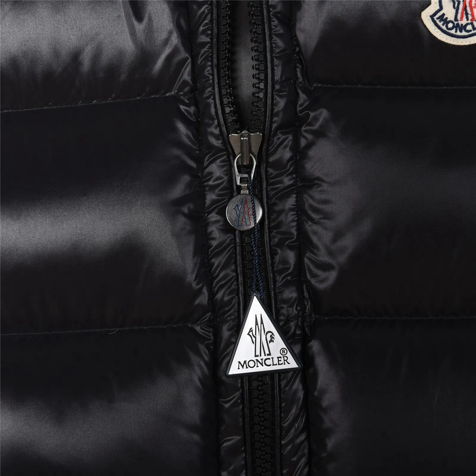 P400 Top real shot, differentiated currency] 𝗠𝗼𝗻𝗰𝗲𝗿/Mask Down Vest Model No.: TT120 The Maya/Maya Down Vest, a collection from the Moncler Archives that has been awaited for a year, maya down vest is made of iconic shiny lacquered nylon, with high-performance details to provide warmth and protection. This Moncler classic piece is equipped with a detachable hood to enhance the protective performance of the overall design. •NFC chip anti-counterfeiting •Made of lacquered nylon •Painted nylon •Filled with down •Detachable hood •Zipper closure •Outer pocket with zipper closure •Elastic drawstring at the hem The detachable hood gives this down vest more matching options. Toray glossy outer material is provided by customers. 15D nylon fabric/lining is of the highest standard. The fabric feels smooth and has a very textured feel. The entire down jacket has four layers of fabric in total, and the two inner layers are made of the best 400D liner cloth and woolen! It is filled with imported European standard 90% white duck down, with high fluffiness, high gram weight and down content. The feel is excellent in all aspects. You can hardly feel the hair stalks, and you don’t have to worry about the velvet problem. It can effectively lock in and collect heat. You can feel its plump state by looking at the real photos. It is quite light on the upper body and does not feel bloated at all. Double zipper pockets on both sides, No. 5 resin zipper closure method; soft and not stuck; there is no problem in putting a mobile phone card holder! The resin zipper blocks the wind; it blocks the cold wind in the cold winter! Original durable accessories and hardware ~ all made to order! It shows the aura of big brands everywhere, highlights the high-end style and quality, is simple and elegant, and looks good no matter how you wear it. Mengkou has been focusing on production for 8 years. The perfect combination of every link ensures the smoothness of each piece of clothing. It is the Rolls-Royce of down jackets~ Color: Black Size: 1-2-3-4-5