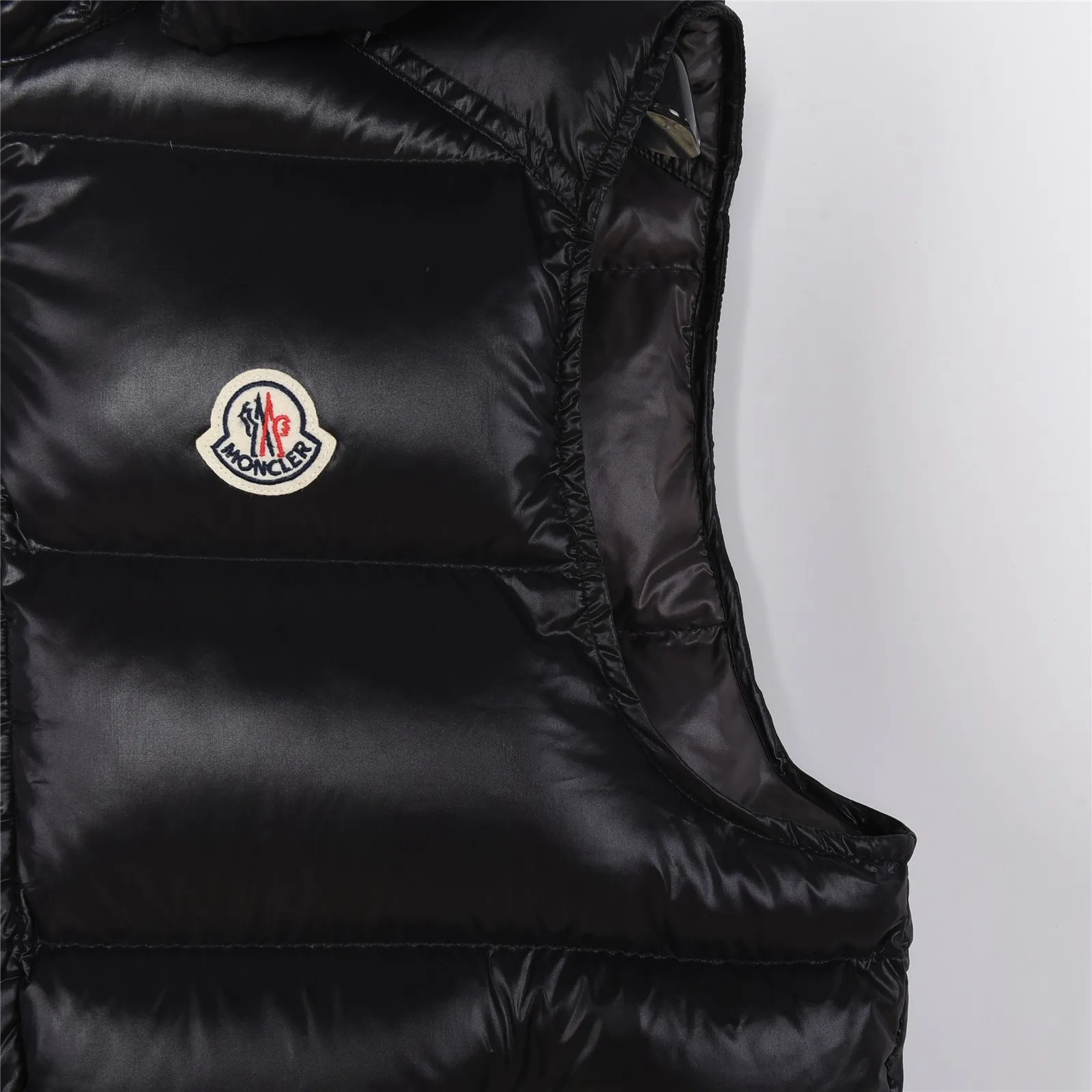 P400 Top real shot, differentiated currency] 𝗠𝗼𝗻𝗰𝗲𝗿/Mask Down Vest Model No.: TT120 The Maya/Maya Down Vest, a collection from the Moncler Archives that has been awaited for a year, maya down vest is made of iconic shiny lacquered nylon, with high-performance details to provide warmth and protection. This Moncler classic piece is equipped with a detachable hood to enhance the protective performance of the overall design. •NFC chip anti-counterfeiting •Made of lacquered nylon •Painted nylon •Filled with down •Detachable hood •Zipper closure •Outer pocket with zipper closure •Elastic drawstring at the hem The detachable hood gives this down vest more matching options. Toray glossy outer material is provided by customers. 15D nylon fabric/lining is of the highest standard. The fabric feels smooth and has a very textured feel. The entire down jacket has four layers of fabric in total, and the two inner layers are made of the best 400D liner cloth and woolen! It is filled with imported European standard 90% white duck down, with high fluffiness, high gram weight and down content. The feel is excellent in all aspects. You can hardly feel the hair stalks, and you don’t have to worry about the velvet problem. It can effectively lock in and collect heat. You can feel its plump state by looking at the real photos. It is quite light on the upper body and does not feel bloated at all. Double zipper pockets on both sides, No. 5 resin zipper closure method; soft and not stuck; there is no problem in putting a mobile phone card holder! The resin zipper blocks the wind; it blocks the cold wind in the cold winter! Original durable accessories and hardware ~ all made to order! It shows the aura of big brands everywhere, highlights the high-end style and quality, is simple and elegant, and looks good no matter how you wear it. Mengkou has been focusing on production for 8 years. The perfect combination of every link ensures the smoothness of each piece of clothing. It is the Rolls-Royce of down jackets~ Color: Black Size: 1-2-3-4-5