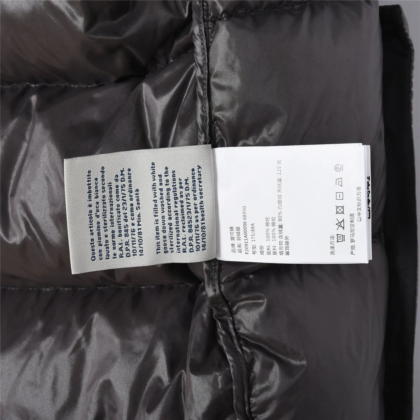 P400 Top real shot, differentiated currency] 𝗠𝗼𝗻𝗰𝗲𝗿/Mask Down Vest Model No.: TT120 The Maya/Maya Down Vest, a collection from the Moncler Archives that has been awaited for a year, maya down vest is made of iconic shiny lacquered nylon, with high-performance details to provide warmth and protection. This Moncler classic piece is equipped with a detachable hood to enhance the protective performance of the overall design. •NFC chip anti-counterfeiting •Made of lacquered nylon •Painted nylon •Filled with down •Detachable hood •Zipper closure •Outer pocket with zipper closure •Elastic drawstring at the hem The detachable hood gives this down vest more matching options. Toray glossy outer material is provided by customers. 15D nylon fabric/lining is of the highest standard. The fabric feels smooth and has a very textured feel. The entire down jacket has four layers of fabric in total, and the two inner layers are made of the best 400D liner cloth and woolen! It is filled with imported European standard 90% white duck down, with high fluffiness, high gram weight and down content. The feel is excellent in all aspects. You can hardly feel the hair stalks, and you don’t have to worry about the velvet problem. It can effectively lock in and collect heat. You can feel its plump state by looking at the real photos. It is quite light on the upper body and does not feel bloated at all. Double zipper pockets on both sides, No. 5 resin zipper closure method; soft and not stuck; there is no problem in putting a mobile phone card holder! The resin zipper blocks the wind; it blocks the cold wind in the cold winter! Original durable accessories and hardware ~ all made to order! It shows the aura of big brands everywhere, highlights the high-end style and quality, is simple and elegant, and looks good no matter how you wear it. Mengkou has been focusing on production for 8 years. The perfect combination of every link ensures the smoothness of each piece of clothing. It is the Rolls-Royce of down jackets~ Color: Black Size: 1-2-3-4-5