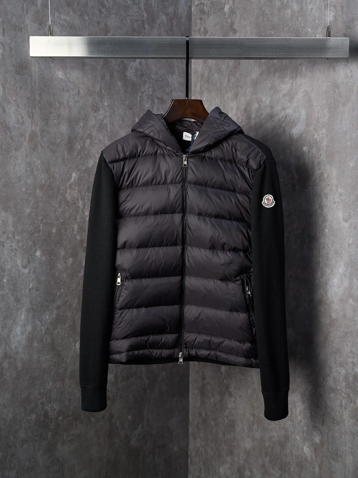 P670 Actual hanging auction] MONCLER/Muzzled Wool Splicing Zippered Hooded Down Jacket [Ready Stock] S/0 M/1 L/2 XL/3 XXL/4 This wool hooded sweatshirt is equipped with a padded down front and is a practical jacket suitable for many seasons. This cardigan features a hood with quilted logo, a nod to the brand's heritage. Designed in a lightweight knit, it's a practical addition to your versatile wardrobe and can easily be worn as an outer layer in milder weather. Made of wool Longue saison lining, Longue saison front, down filling Rib knit 12 gauge, fine soft hood Zip closure Pockets, logo quilting Logo patch
