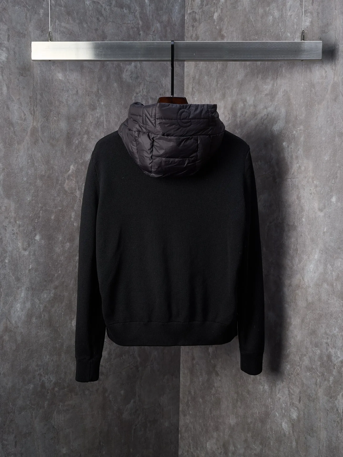 P670 Actual hanging auction] MONCLER/Muzzled Wool Splicing Zippered Hooded Down Jacket [Ready Stock] S/0 M/1 L/2 XL/3 XXL/4 This wool hooded sweatshirt is equipped with a padded down front and is a practical jacket suitable for many seasons. This cardigan features a hood with quilted logo, a nod to the brand's heritage. Designed in a lightweight knit, it's a practical addition to your versatile wardrobe and can easily be worn as an outer layer in milder weather. Made of wool Longue saison lining, Longue saison front, down filling Rib knit 12 gauge, fine soft hood Zip closure Pockets, logo quilting Logo patch