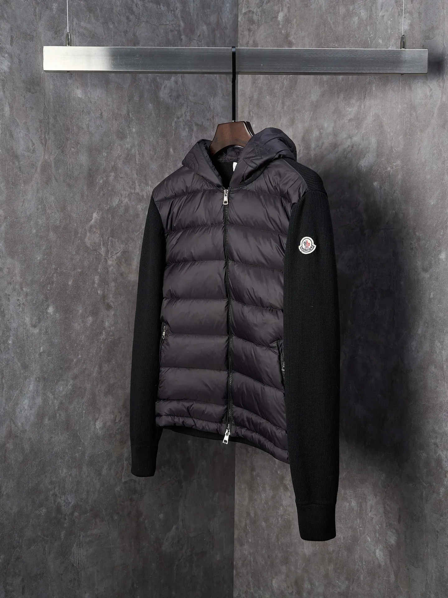 P670 Actual hanging auction] MONCLER/Muzzled Wool Splicing Zippered Hooded Down Jacket [Ready Stock] S/0 M/1 L/2 XL/3 XXL/4 This wool hooded sweatshirt is equipped with a padded down front and is a practical jacket suitable for many seasons. This cardigan features a hood with quilted logo, a nod to the brand's heritage. Designed in a lightweight knit, it's a practical addition to your versatile wardrobe and can easily be worn as an outer layer in milder weather. Made of wool Longue saison lining, Longue saison front, down filling Rib knit 12 gauge, fine soft hood Zip closure Pockets, logo quilting Logo patch