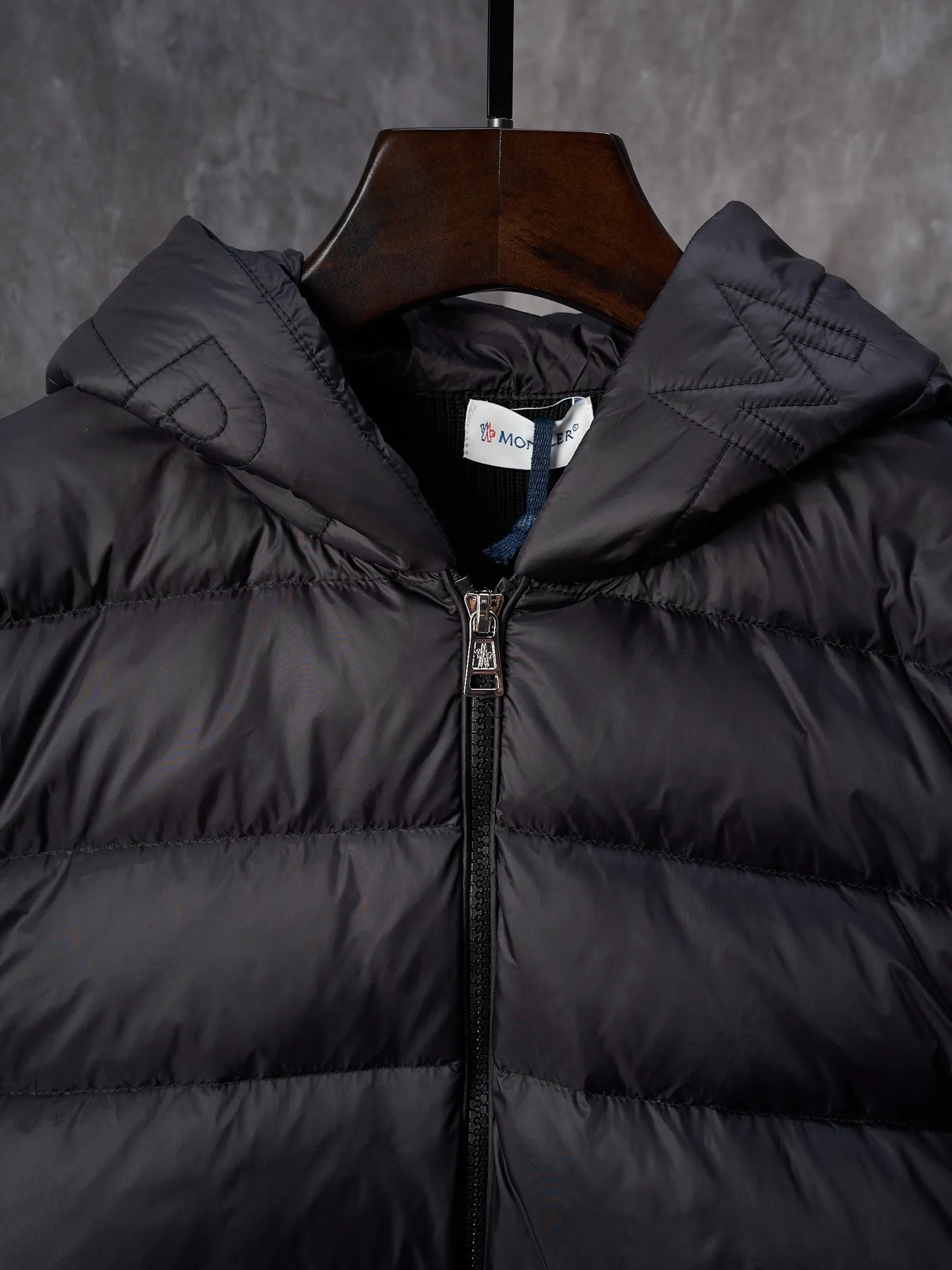 P670 Actual hanging auction] MONCLER/Muzzled Wool Splicing Zippered Hooded Down Jacket [Ready Stock] S/0 M/1 L/2 XL/3 XXL/4 This wool hooded sweatshirt is equipped with a padded down front and is a practical jacket suitable for many seasons. This cardigan features a hood with quilted logo, a nod to the brand's heritage. Designed in a lightweight knit, it's a practical addition to your versatile wardrobe and can easily be worn as an outer layer in milder weather. Made of wool Longue saison lining, Longue saison front, down filling Rib knit 12 gauge, fine soft hood Zip closure Pockets, logo quilting Logo patch