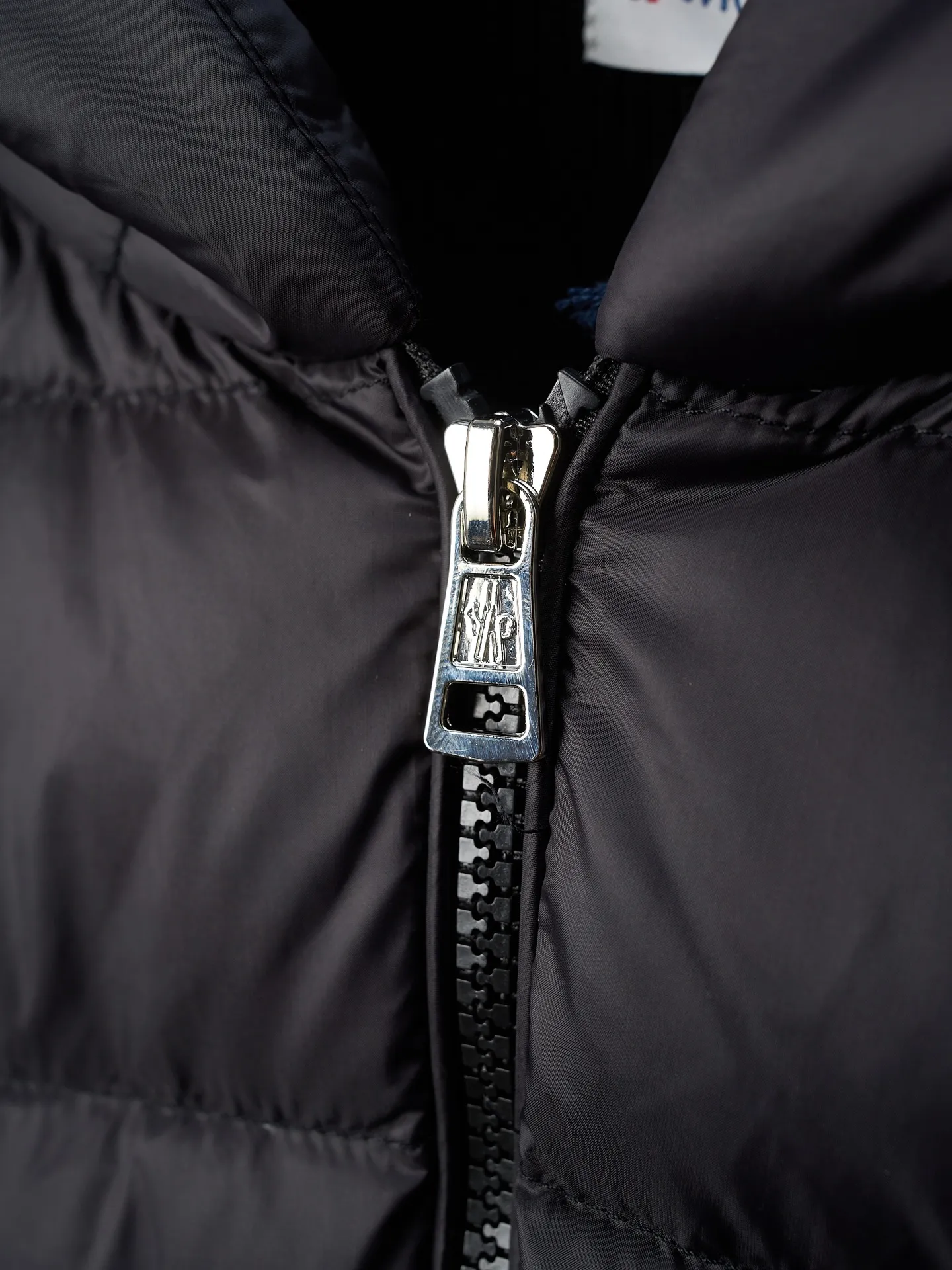 P670 Actual hanging auction] MONCLER/Muzzled Wool Splicing Zippered Hooded Down Jacket [Ready Stock] S/0 M/1 L/2 XL/3 XXL/4 This wool hooded sweatshirt is equipped with a padded down front and is a practical jacket suitable for many seasons. This cardigan features a hood with quilted logo, a nod to the brand's heritage. Designed in a lightweight knit, it's a practical addition to your versatile wardrobe and can easily be worn as an outer layer in milder weather. Made of wool Longue saison lining, Longue saison front, down filling Rib knit 12 gauge, fine soft hood Zip closure Pockets, logo quilting Logo patch