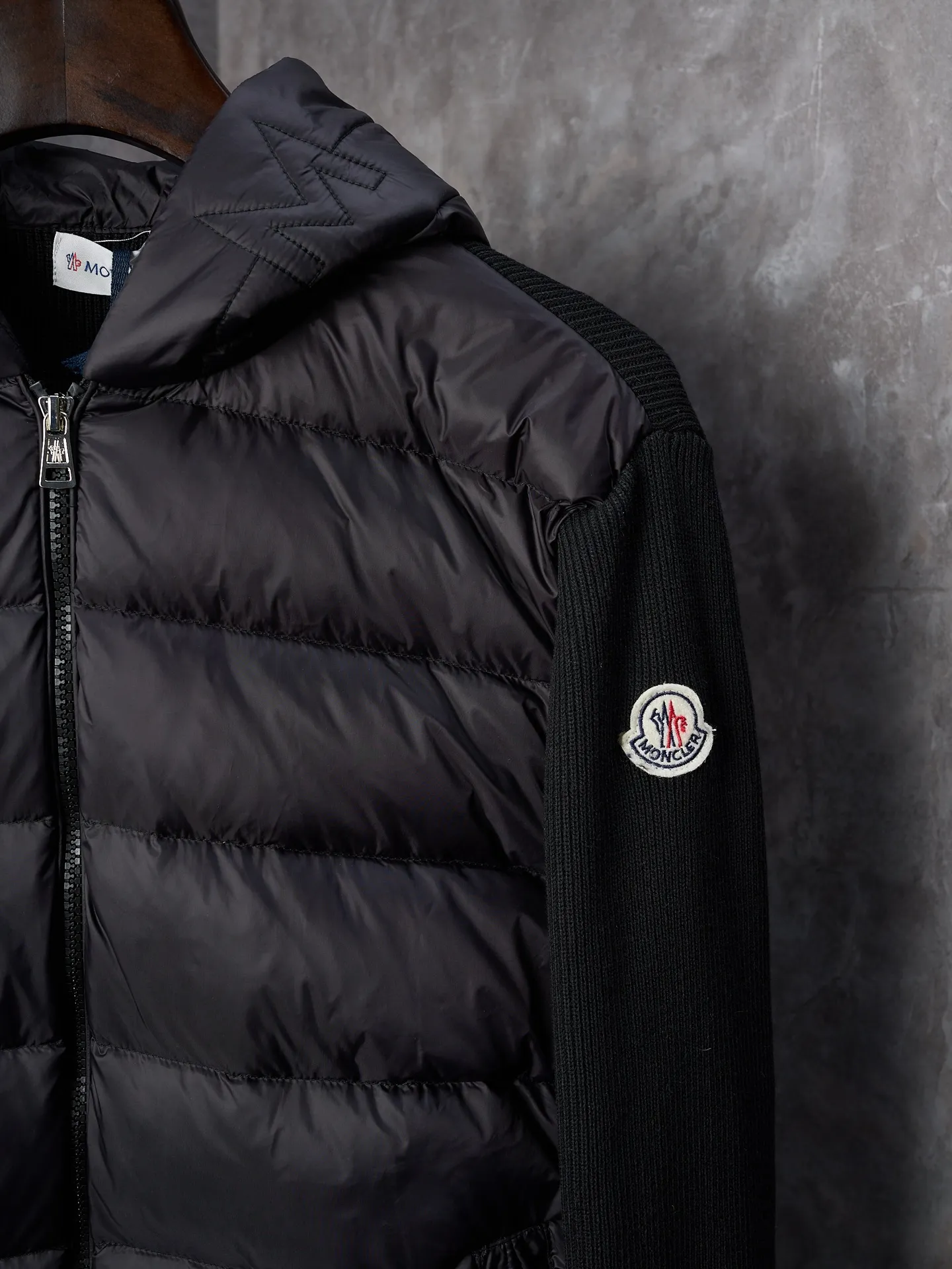 P670 Actual hanging auction] MONCLER/Muzzled Wool Splicing Zippered Hooded Down Jacket [Ready Stock] S/0 M/1 L/2 XL/3 XXL/4 This wool hooded sweatshirt is equipped with a padded down front and is a practical jacket suitable for many seasons. This cardigan features a hood with quilted logo, a nod to the brand's heritage. Designed in a lightweight knit, it's a practical addition to your versatile wardrobe and can easily be worn as an outer layer in milder weather. Made of wool Longue saison lining, Longue saison front, down filling Rib knit 12 gauge, fine soft hood Zip closure Pockets, logo quilting Logo patch