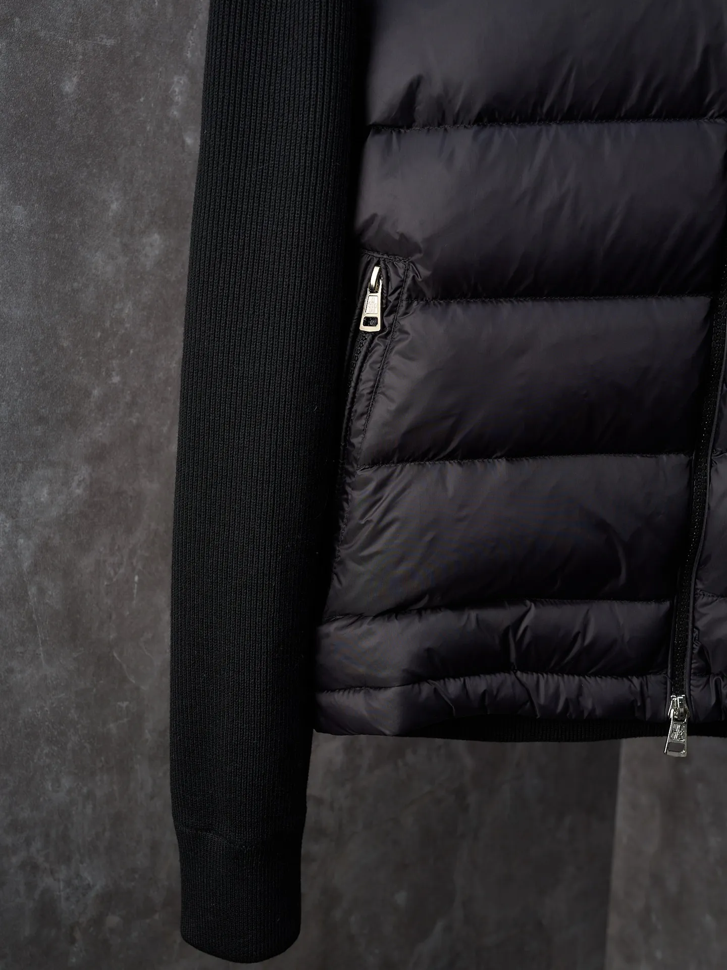 P670 Actual hanging auction] MONCLER/Muzzled Wool Splicing Zippered Hooded Down Jacket [Ready Stock] S/0 M/1 L/2 XL/3 XXL/4 This wool hooded sweatshirt is equipped with a padded down front and is a practical jacket suitable for many seasons. This cardigan features a hood with quilted logo, a nod to the brand's heritage. Designed in a lightweight knit, it's a practical addition to your versatile wardrobe and can easily be worn as an outer layer in milder weather. Made of wool Longue saison lining, Longue saison front, down filling Rib knit 12 gauge, fine soft hood Zip closure Pockets, logo quilting Logo patch