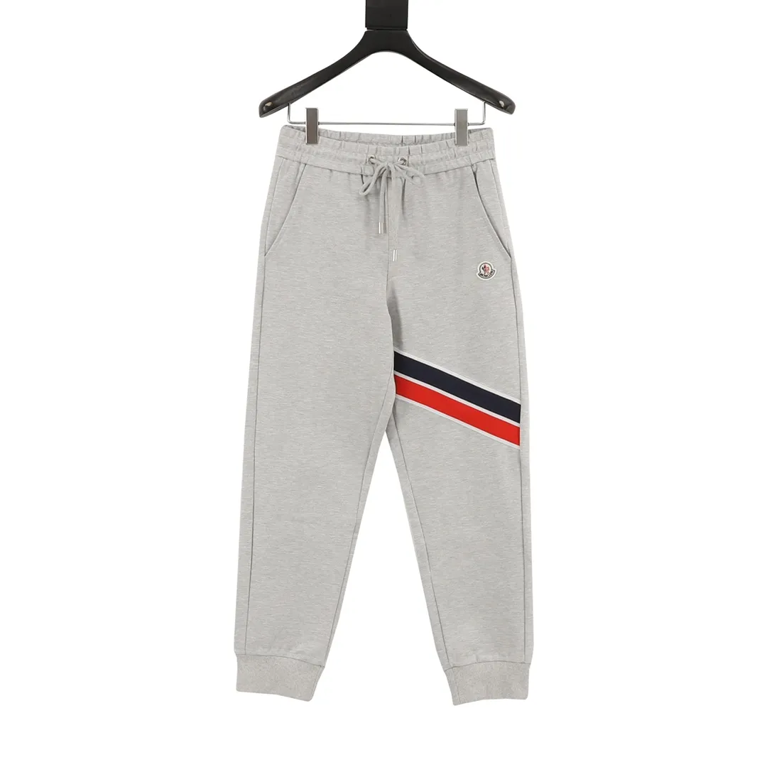 P460 Moncler/Mask 25Fw red and blue webbing patchwork logo suit trousers. This American casual handsome suit trousers is definitely your best choice. The loose design not only allows you to move freely, but also brings a sense of casual coolness. The drawstring design is easy to adjust, whether you are tall or small, it can be easily controlled. The overall classic royal blue color of the suit is versatile and eye-catching. Whether paired with a simple T-shirt👕 or a handsome jacket, it can easily create a street trend🆒 style. The leg-binding design is the finishing touch, not only making the overall look neater, but also making the legs look longer, which is great news for short people! Don’t hesitate any more, get these sweatpants quickly, so that you can stay handsome and warm in the autumn and winter ⛄🧥 seasons! Official synchronization, high version, high quality, fashionable personality, versatile and trendy, pure original quality, original fabric, tag, collar label, washed wheat, three labels complete, better paired with the same zipper jacket! Color: Gray Size:S-XL