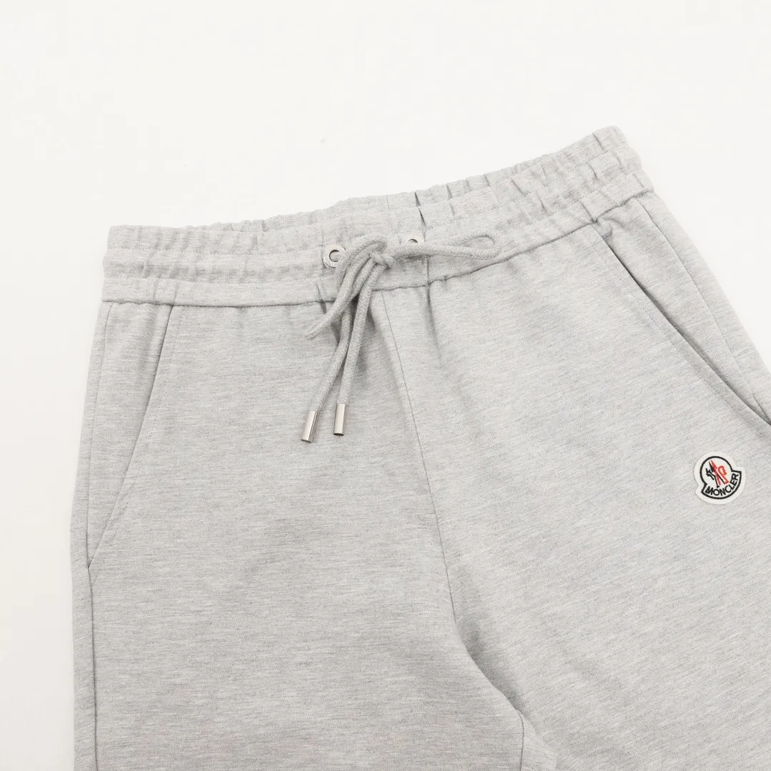 P460 Moncler/Mask 25Fw red and blue webbing patchwork logo suit trousers. This American casual handsome suit trousers is definitely your best choice. The loose design not only allows you to move freely, but also brings a sense of casual coolness. The drawstring design is easy to adjust, whether you are tall or small, it can be easily controlled. The overall classic royal blue color of the suit is versatile and eye-catching. Whether paired with a simple T-shirt👕 or a handsome jacket, it can easily create a street trend🆒 style. The leg-binding design is the finishing touch, not only making the overall look neater, but also making the legs look longer, which is great news for short people! Don’t hesitate any more, get these sweatpants quickly, so that you can stay handsome and warm in the autumn and winter ⛄🧥 seasons! Official synchronization, high version, high quality, fashionable personality, versatile and trendy, pure original quality, original fabric, tag, collar label, washed wheat, three labels complete, better paired with the same zipper jacket! Color: Gray Size:S-XL