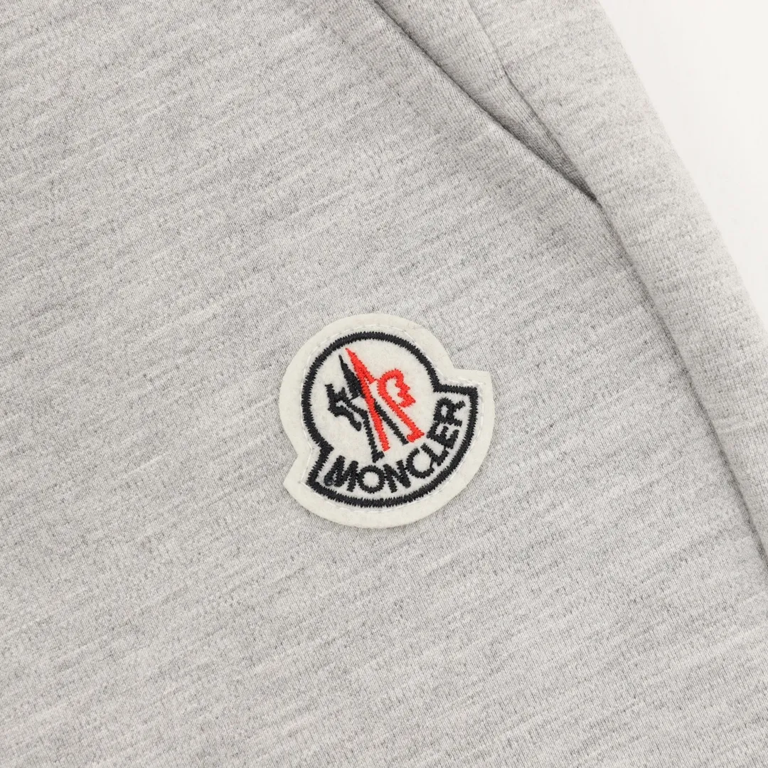 P460 Moncler/Mask 25Fw red and blue webbing patchwork logo suit trousers. This American casual handsome suit trousers is definitely your best choice. The loose design not only allows you to move freely, but also brings a sense of casual coolness. The drawstring design is easy to adjust, whether you are tall or small, it can be easily controlled. The overall classic royal blue color of the suit is versatile and eye-catching. Whether paired with a simple T-shirt👕 or a handsome jacket, it can easily create a street trend🆒 style. The leg-binding design is the finishing touch, not only making the overall look neater, but also making the legs look longer, which is great news for short people! Don’t hesitate any more, get these sweatpants quickly, so that you can stay handsome and warm in the autumn and winter ⛄🧥 seasons! Official synchronization, high version, high quality, fashionable personality, versatile and trendy, pure original quality, original fabric, tag, collar label, washed wheat, three labels complete, better paired with the same zipper jacket! Color: Gray Size:S-XL