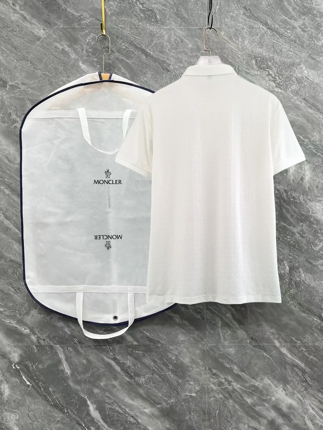 P210 High-end quality Moncler 25 spring and summer full jacquard lapel short sleeves. This short sleeve is made of Tencel➕cotton fabric, with double jacquard all over. It is carefully made and the upper body is refreshing! Update your casual look. Exquisite tailoring, complete with three-label accessories. Really heavy-duty. It is a fashionable item. The front is decorated with the brand LOGO. It is genuine YB custom fabric. It will never be faked. This piece looks really good when worn! Looks great with any combination! No gender distinction, same style for men and women Color: Black White Size: M L XL XXL XXXL
