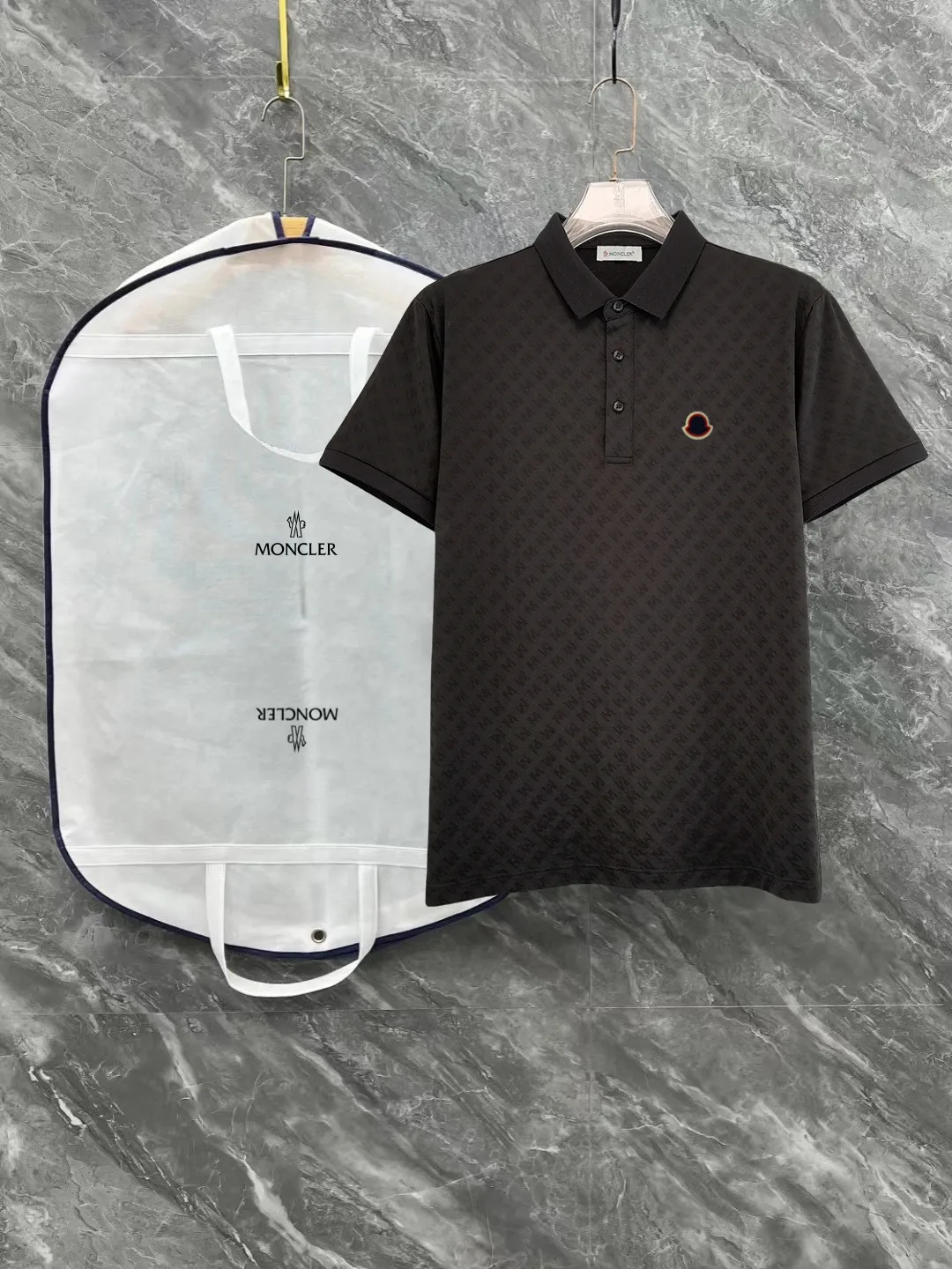 P210 High-end quality Moncler 25 spring and summer full jacquard lapel short sleeves. This short sleeve is made of Tencel➕cotton fabric, with double jacquard all over. It is carefully made and the upper body is refreshing! Update your casual look. Exquisite tailoring, complete with three-label accessories. Really heavy-duty. It is a fashionable item. The front is decorated with the brand LOGO. It is genuine YB custom fabric. It will never be faked. This piece looks really good when worn! Looks great with any combination! No gender distinction, same style for men and women Color: Black White Size: M L XL XXL XXXL