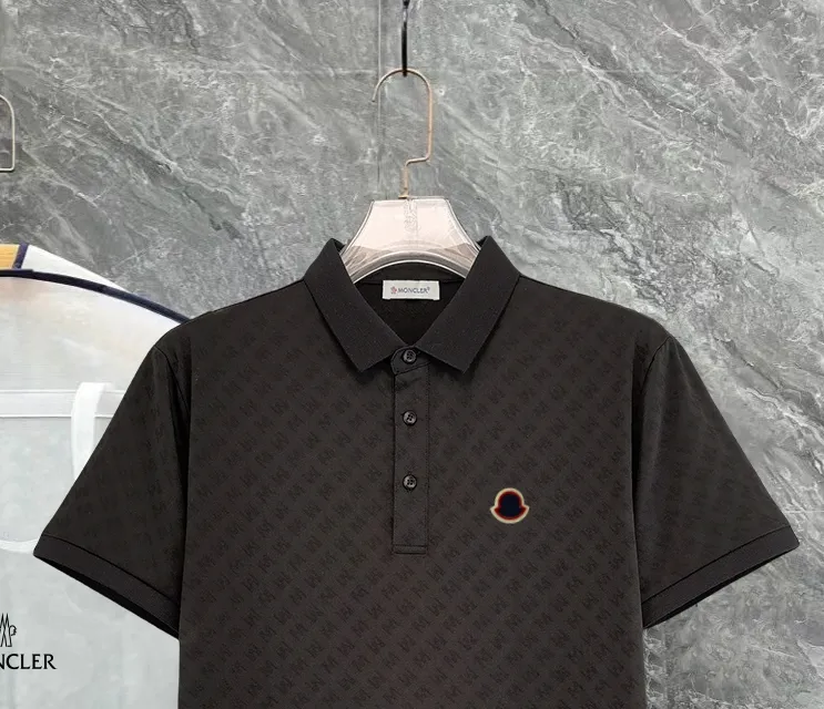 P210 High-end quality Moncler 25 spring and summer full jacquard lapel short sleeves. This short sleeve is made of Tencel➕cotton fabric, with double jacquard all over. It is carefully made and the upper body is refreshing! Update your casual look. Exquisite tailoring, complete with three-label accessories. Really heavy-duty. It is a fashionable item. The front is decorated with the brand LOGO. It is genuine YB custom fabric. It will never be faked. This piece looks really good when worn! Looks great with any combination! No gender distinction, same style for men and women Color: Black White Size: M L XL XXL XXXL