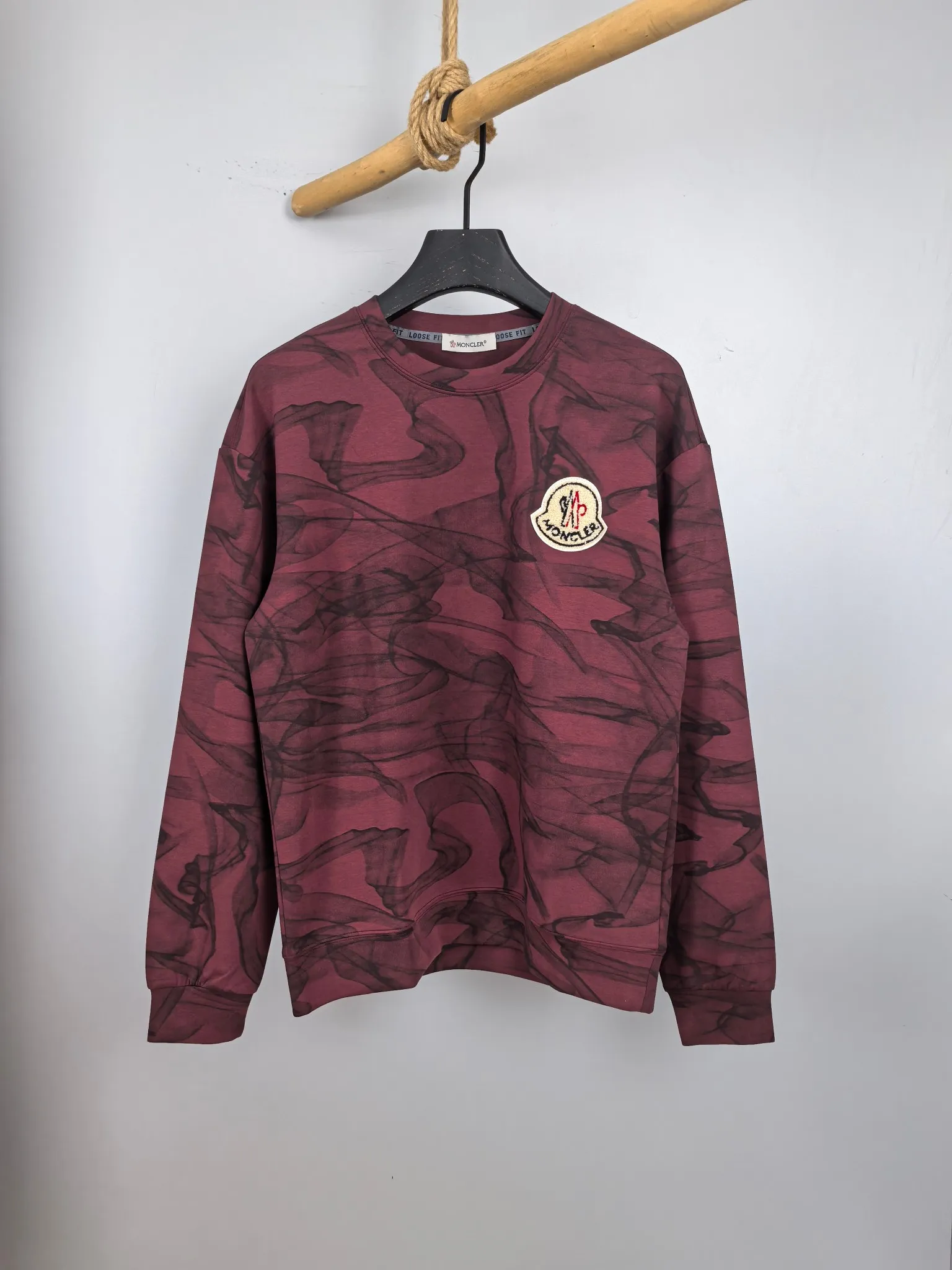 P420 MONCLER 2025 Autumn and Winter New Design Sweatshirt Official website synchronized! This T-shirt combines minimalist design with exquisite details. The oversize trim is reminiscent of Tyrolean dress details, summoning modern new ideas, creating a different conceptual pattern, and injecting rich connotation into the traditional cotton T-shirt. The LOGO on the front graphic webbing is unique and makes the brand more distinguished. It highlights the style of a big brand, sets off the minimalist design style, and reveals the elegance at a glance! As a brand that pursues design and tailoring techniques, the materials used will never disappoint! The body of this shirt is made of Solona cotton blended 400g fabric, which is noble and exquisite. The cotton surface is full, soft and skin-friendly. In short, such a classic style is a must-have for autumn and winter! M-3XL