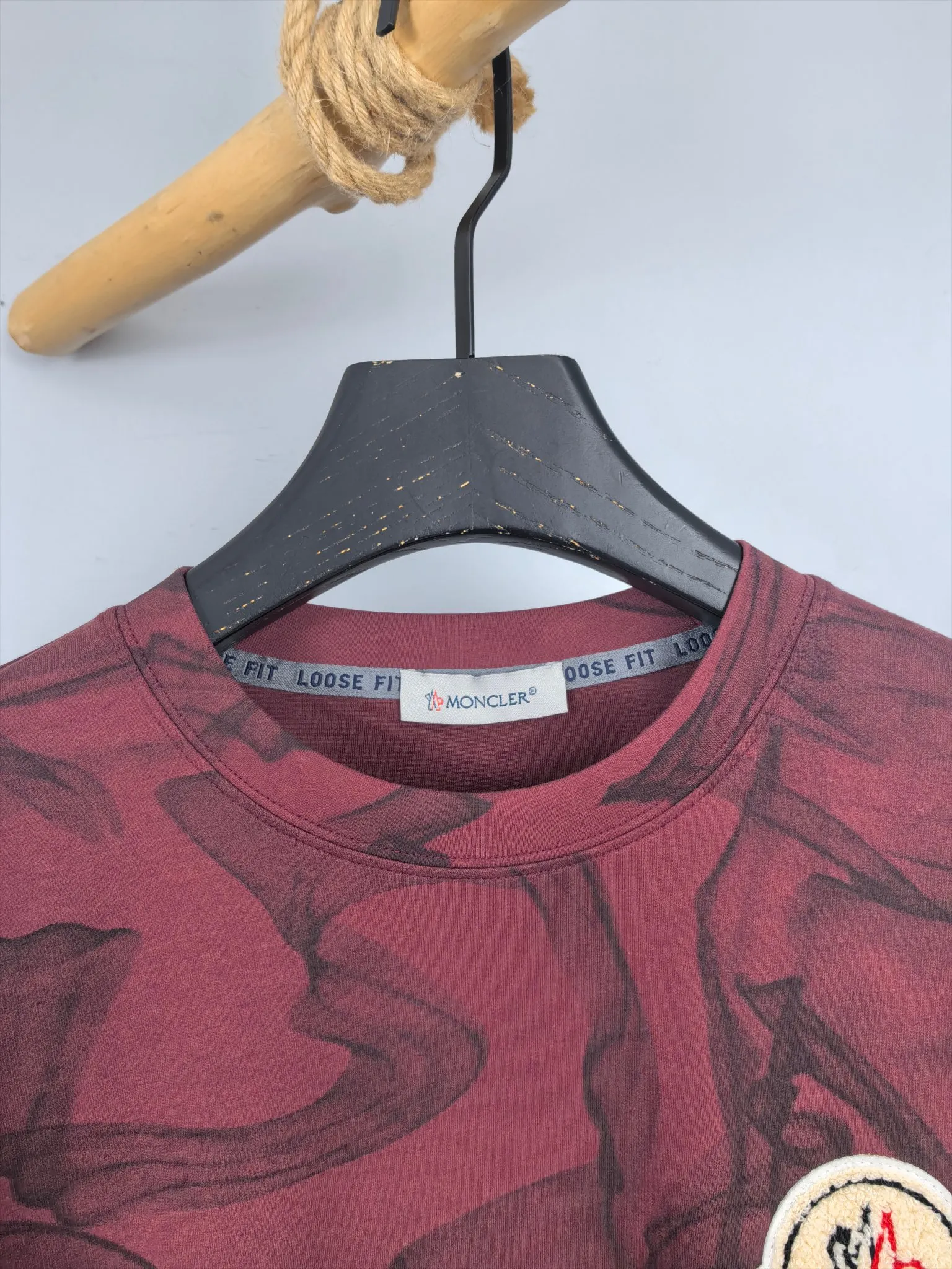 P420 MONCLER 2025 Autumn and Winter New Design Sweatshirt Official website synchronized! This T-shirt combines minimalist design with exquisite details. The oversize trim is reminiscent of Tyrolean dress details, summoning modern new ideas, creating a different conceptual pattern, and injecting rich connotation into the traditional cotton T-shirt. The LOGO on the front graphic webbing is unique and makes the brand more distinguished. It highlights the style of a big brand, sets off the minimalist design style, and reveals the elegance at a glance! As a brand that pursues design and tailoring techniques, the materials used will never disappoint! The body of this shirt is made of Solona cotton blended 400g fabric, which is noble and exquisite. The cotton surface is full, soft and skin-friendly. In short, such a classic style is a must-have for autumn and winter! M-3XL