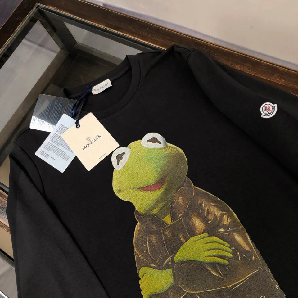 P180, a non-off-the-shelf model, you can trust it. Moncler printed long-sleeved T-shirt, 240g breathable cotton fabric, very soft and comfortable texture, does not shrink, does not deform, does not ball), can be worn alone as a base layer. Original customized accessories, collar label, care mark, hangtag, packaging (perfect details) Color: White Black Size: XS S M L