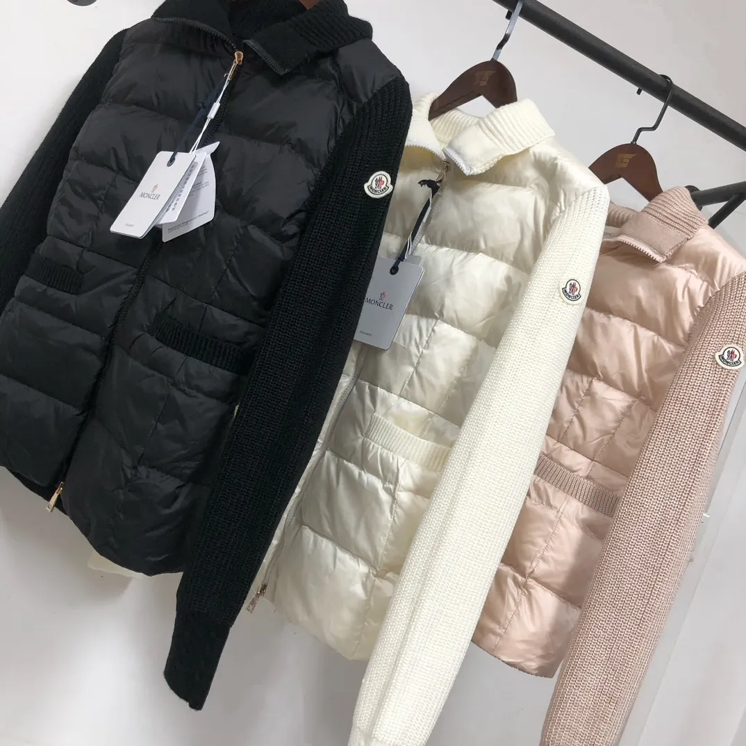 P700 ——————💛Female model 🆕🆕🆕MONCLER 2025 autumn and winter high-end customized knitted down jacket for women, it is extremely comfortable to touch, breathable and soft, and has excellent skin-friendly effect. And the version also has a perfect dressing effect, perfectly meeting the needs of various wearing occasions. Extremely extraordinary, the class and charm are extremely outstanding and dazzling, and it can better highlight the brand specifications and your pursuit of fashion! ! Very eye-catching, simple and high-end, and highly iconic! Fashionable and elegant without losing the sense of design, very versatile! Classics never go out of style!  Loose women's down knitted sweater, made of imported knitted fabrics. How can there be no lack of MC this autumn and winter? This simple style is the best matching item for MC fans in early autumn. It is an absolute treasure and a must-have cashmere knitted series for fashionable women! !  As a fan of MC, this should be a style not to be missed. All the items are now in stock, so everyone can grab them for yourself! ! Color: black, white, pink Size: S M L