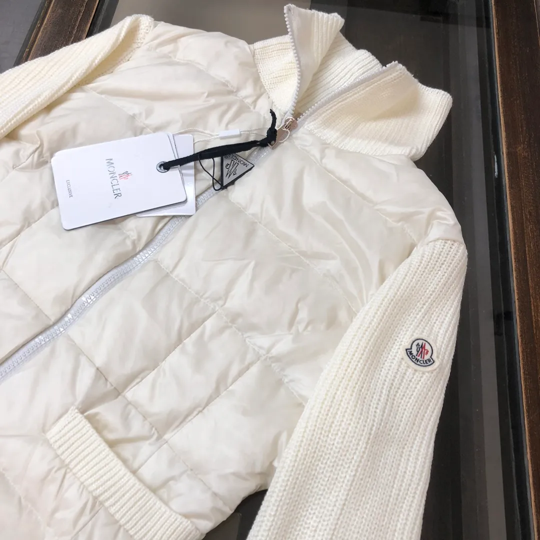 P700 ——————💛Female model 🆕🆕🆕MONCLER 2025 autumn and winter high-end customized knitted down jacket for women, it is extremely comfortable to touch, breathable and soft, and has excellent skin-friendly effect. And the version also has a perfect dressing effect, perfectly meeting the needs of various wearing occasions. Extremely extraordinary, the class and charm are extremely outstanding and dazzling, and it can better highlight the brand specifications and your pursuit of fashion! ! Very eye-catching, simple and high-end, and highly iconic! Fashionable and elegant without losing the sense of design, very versatile! Classics never go out of style!  Loose women's down knitted sweater, made of imported knitted fabrics. How can there be no lack of MC this autumn and winter? This simple style is the best matching item for MC fans in early autumn. It is an absolute treasure and a must-have cashmere knitted series for fashionable women! !  As a fan of MC, this should be a style not to be missed. All the items are now in stock, so everyone can grab them for yourself! ! Color: black, white, pink Size: S M L