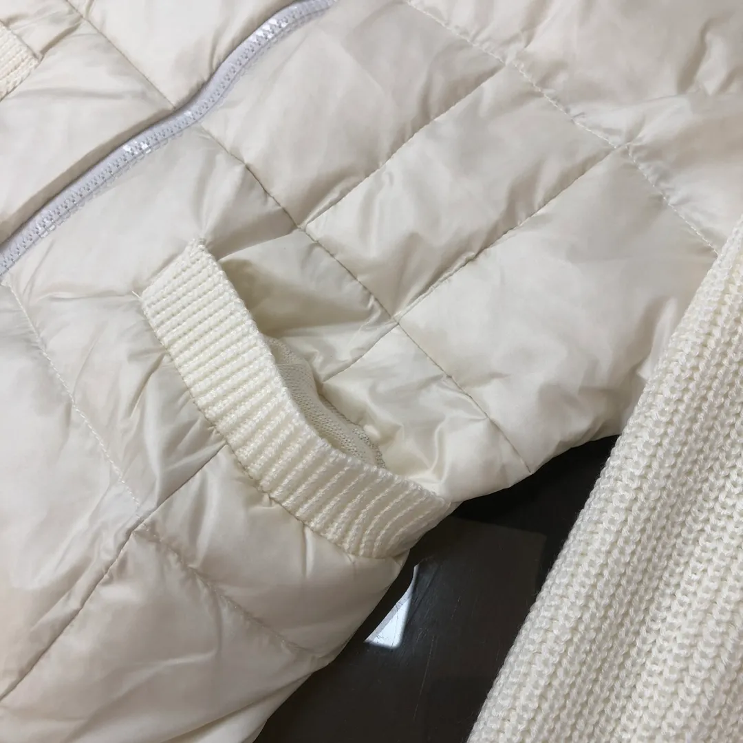 P700 ——————💛Female model 🆕🆕🆕MONCLER 2025 autumn and winter high-end customized knitted down jacket for women, it is extremely comfortable to touch, breathable and soft, and has excellent skin-friendly effect. And the version also has a perfect dressing effect, perfectly meeting the needs of various wearing occasions. Extremely extraordinary, the class and charm are extremely outstanding and dazzling, and it can better highlight the brand specifications and your pursuit of fashion! ! Very eye-catching, simple and high-end, and highly iconic! Fashionable and elegant without losing the sense of design, very versatile! Classics never go out of style!  Loose women's down knitted sweater, made of imported knitted fabrics. How can there be no lack of MC this autumn and winter? This simple style is the best matching item for MC fans in early autumn. It is an absolute treasure and a must-have cashmere knitted series for fashionable women! !  As a fan of MC, this should be a style not to be missed. All the items are now in stock, so everyone can grab them for yourself! ! Color: black, white, pink Size: S M L