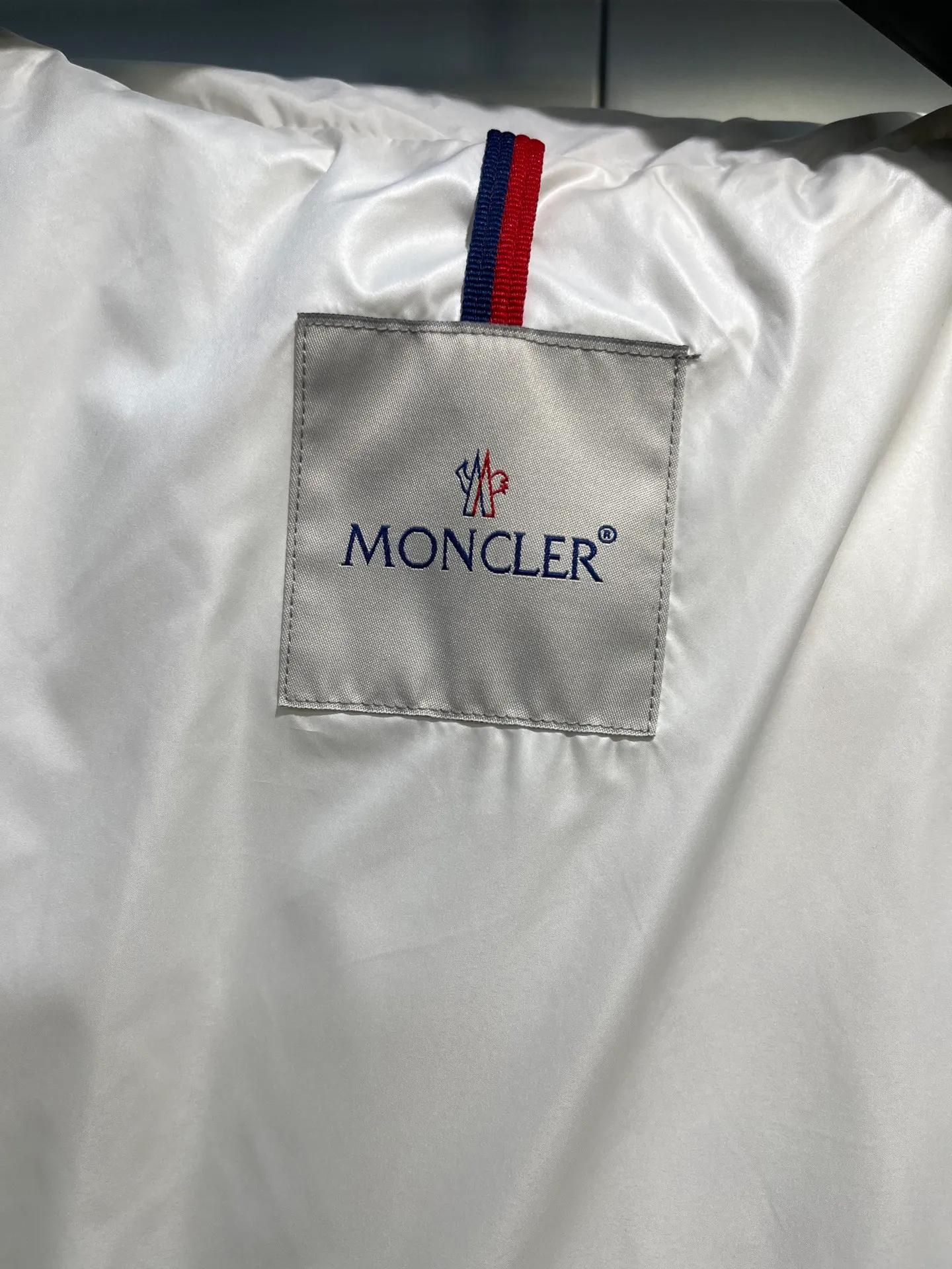 P860 moncler🌟 Down Jacket 2025 Autumn and Winter New Style Original customized hardware accessories are all imported and original customized. Welcome to compare. Absolutely high quality. Made of top-grade 95 white duck down. Super soft. Filled with fluffy and full feathers. Super heavy-duty. The fabric is well-crafted. The pattern is perfect. Note. The fabric is super comfortable. Exclusive model. Non-market goods. Same size for men and women. Size: 12345