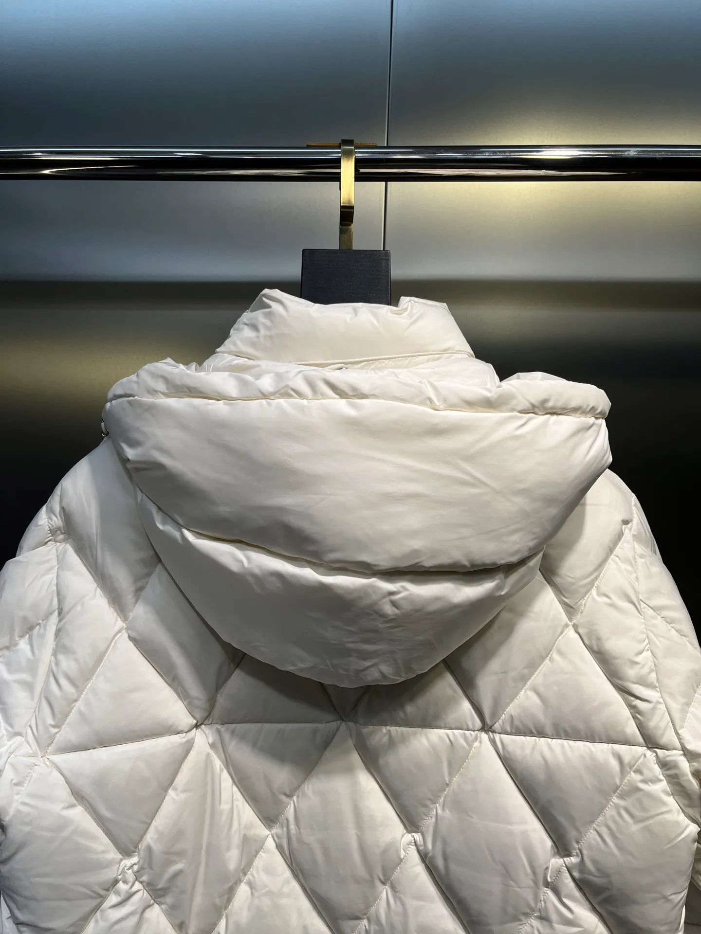 P860 moncler🌟 Down Jacket 2025 Autumn and Winter New Style Original customized hardware accessories are all imported and original customized. Welcome to compare. Absolutely high quality. Made of top-grade 95 white duck down. Super soft. Filled with fluffy and full feathers. Super heavy-duty. The fabric is well-crafted. The pattern is perfect. Note. The fabric is super comfortable. Exclusive model. Non-market goods. Same size for men and women. Size: 12345