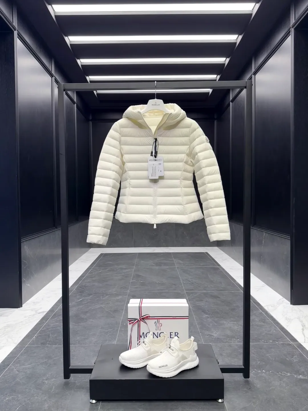 P720 Premium down ⬆️Moncler. New Ige hooded short down jacket for women. Ige hooded short down jacket. The Ige down jacket is made of longue saison fabric and is suitable for mild weather. This nylon fabric is warm without being bulky. Designed in a cropped silhouette, it features a classic hooded silhouette and a cinched waist for a smooth, feminine look. It is recommended to choose one size up.  • Made of longuesaison fabric • Longuesaison lining • Filled with down • Hood • Zip closure • Zip pocket Size: 1-4 Ivory/Black