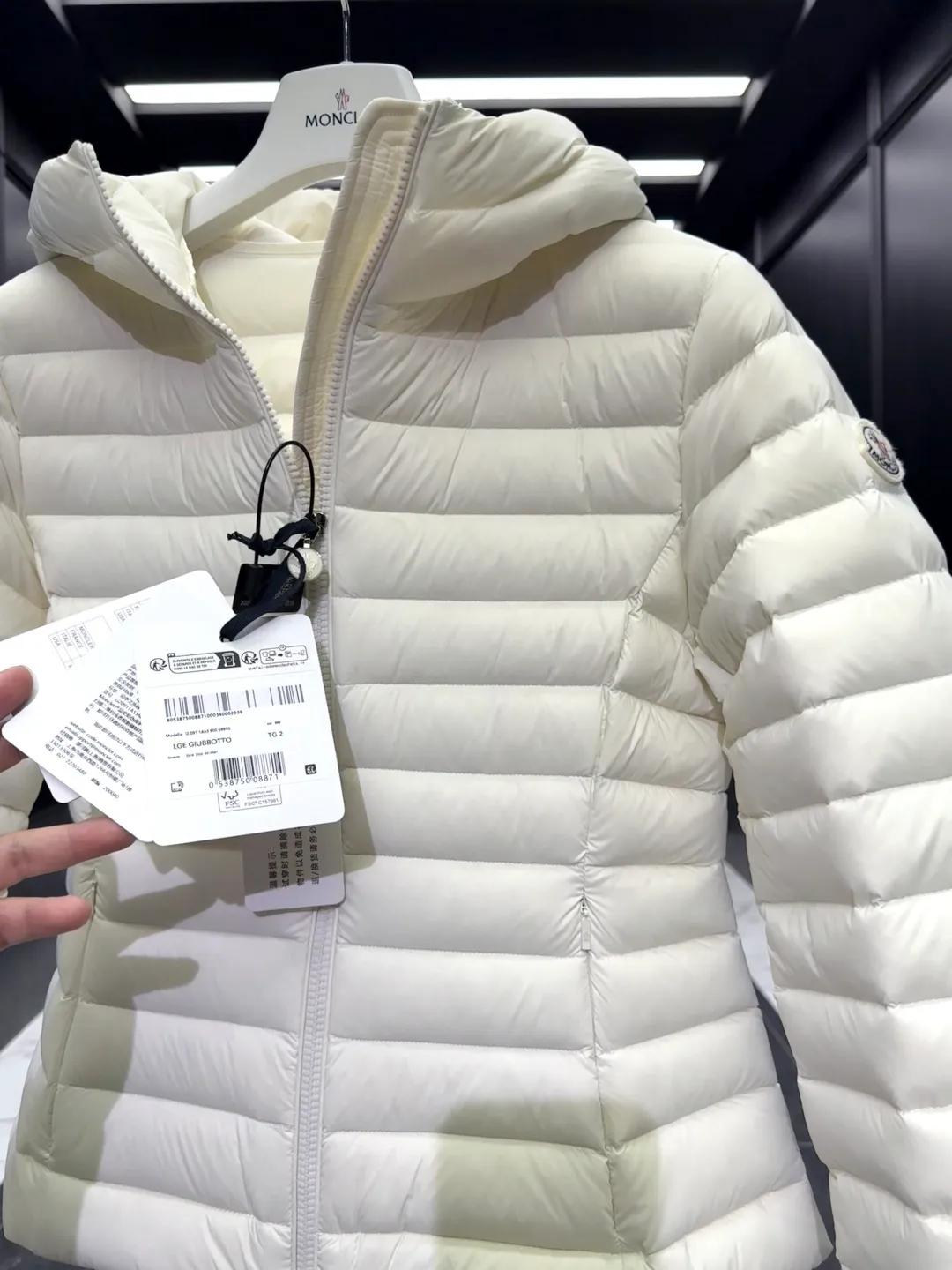 P720 Premium down ⬆️Moncler. New Ige hooded short down jacket for women. Ige hooded short down jacket. The Ige down jacket is made of longue saison fabric and is suitable for mild weather. This nylon fabric is warm without being bulky. Designed in a cropped silhouette, it features a classic hooded silhouette and a cinched waist for a smooth, feminine look. It is recommended to choose one size up.  • Made of longuesaison fabric • Longuesaison lining • Filled with down • Hood • Zip closure • Zip pocket Size: 1-4 Ivory/Black