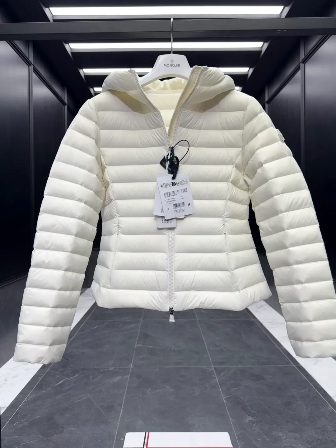 P720 Premium down ⬆️Moncler. New Ige hooded short down jacket for women. Ige hooded short down jacket. The Ige down jacket is made of longue saison fabric and is suitable for mild weather. This nylon fabric is warm without being bulky. Designed in a cropped silhouette, it features a classic hooded silhouette and a cinched waist for a smooth, feminine look. It is recommended to choose one size up.  • Made of longuesaison fabric • Longuesaison lining • Filled with down • Hood • Zip closure • Zip pocket Size: 1-4 Ivory/Black