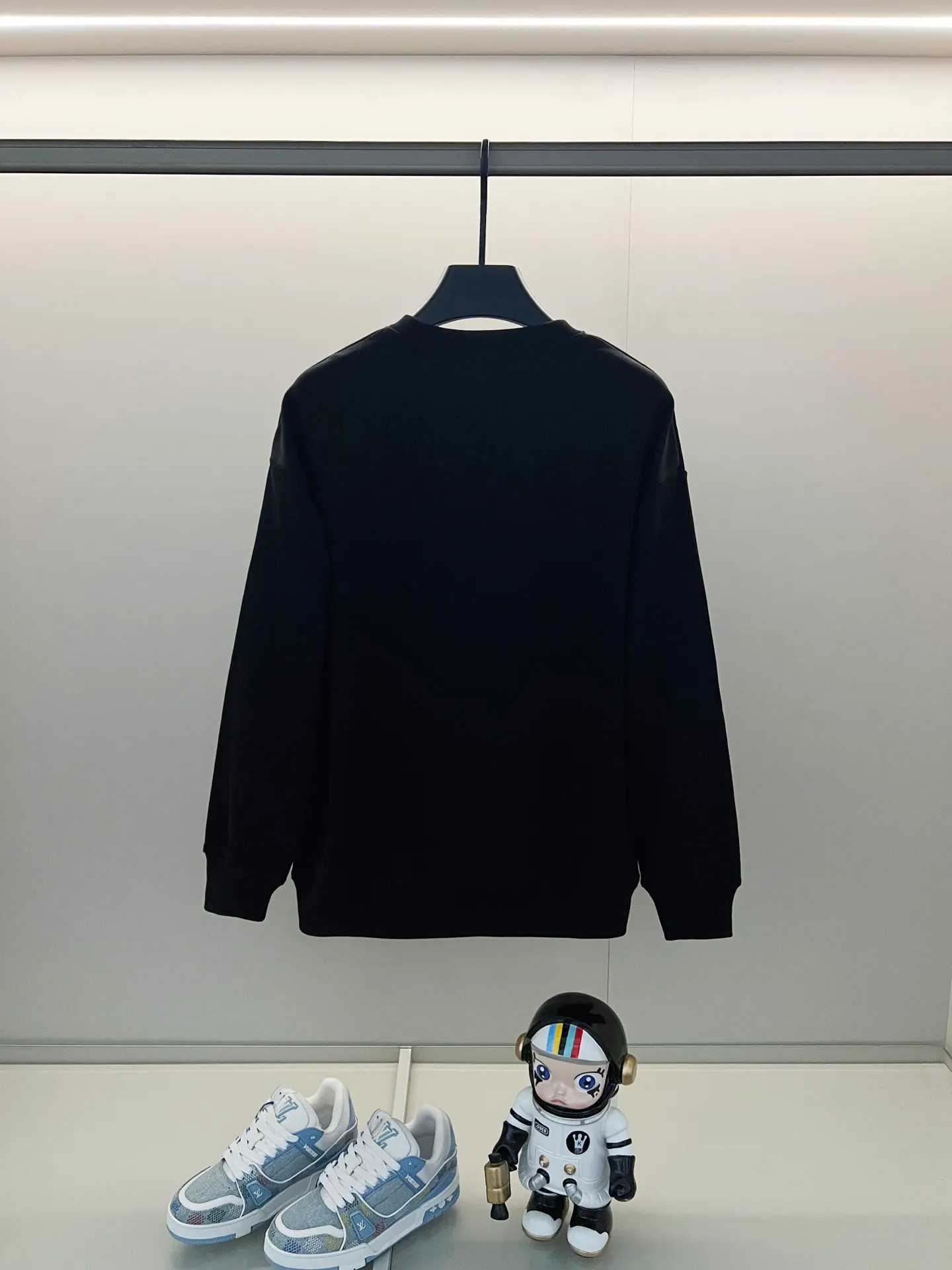 P220 MONCLER/Mask 420g pure cotton round neck sweatshirt Iconic brand letter LOGO ghost printing arm patch technology Official synchronization High version High quality Fashion personality Versatile trend Pure original quality Original fabric Hang tag Collar label Washed wheat Complete three labels Color: Black. White. Khaki. Size: XS-L