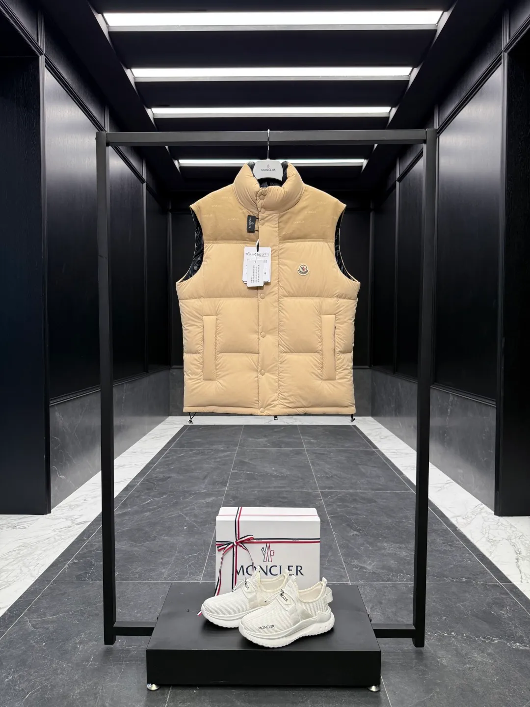 Moncler Verone (variable styles) men's reversible short down jacket. Reversible jacket/reversible vest/one piece of clothing for four styles. P1320