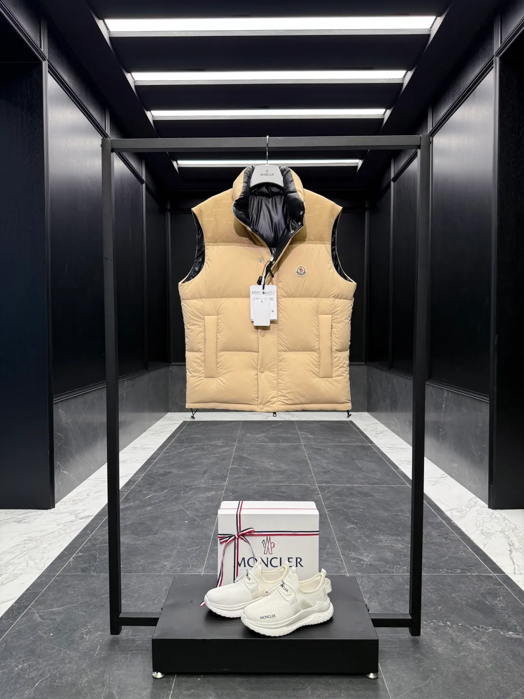Moncler Verone (variable styles) men's reversible short down jacket. Reversible jacket/reversible vest/one piece of clothing for four styles. P1320