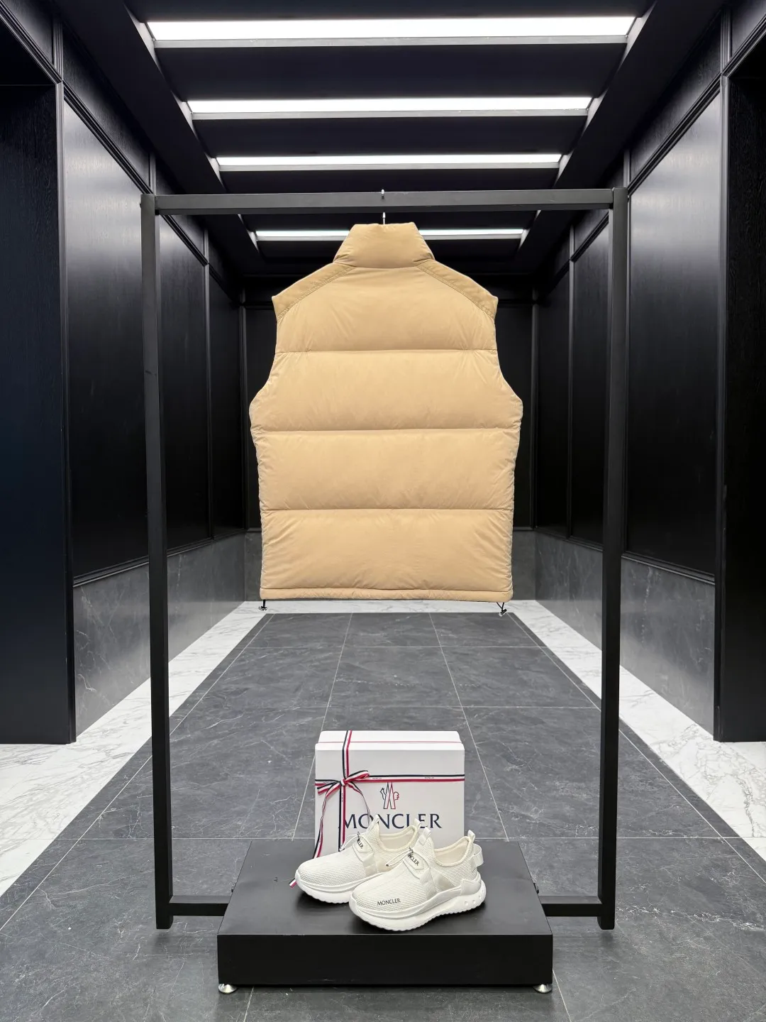 Moncler Verone (variable styles) men's reversible short down jacket. Reversible jacket/reversible vest/one piece of clothing for four styles. P1320