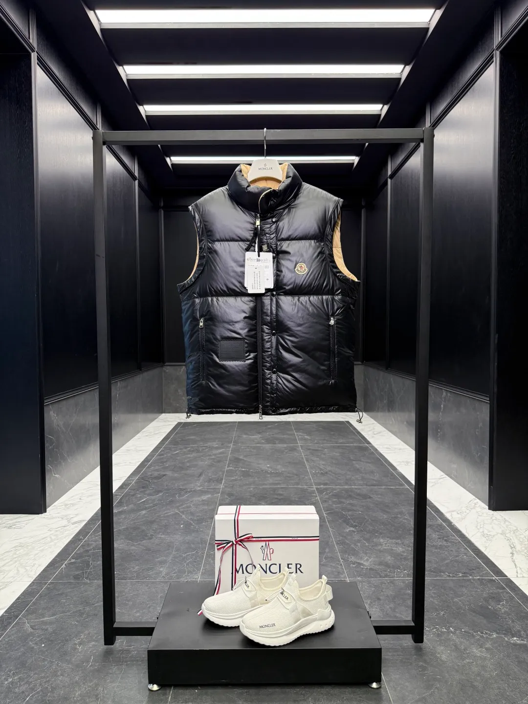 Moncler Verone (variable styles) men's reversible short down jacket. Reversible jacket/reversible vest/one piece of clothing for four styles. P1320
