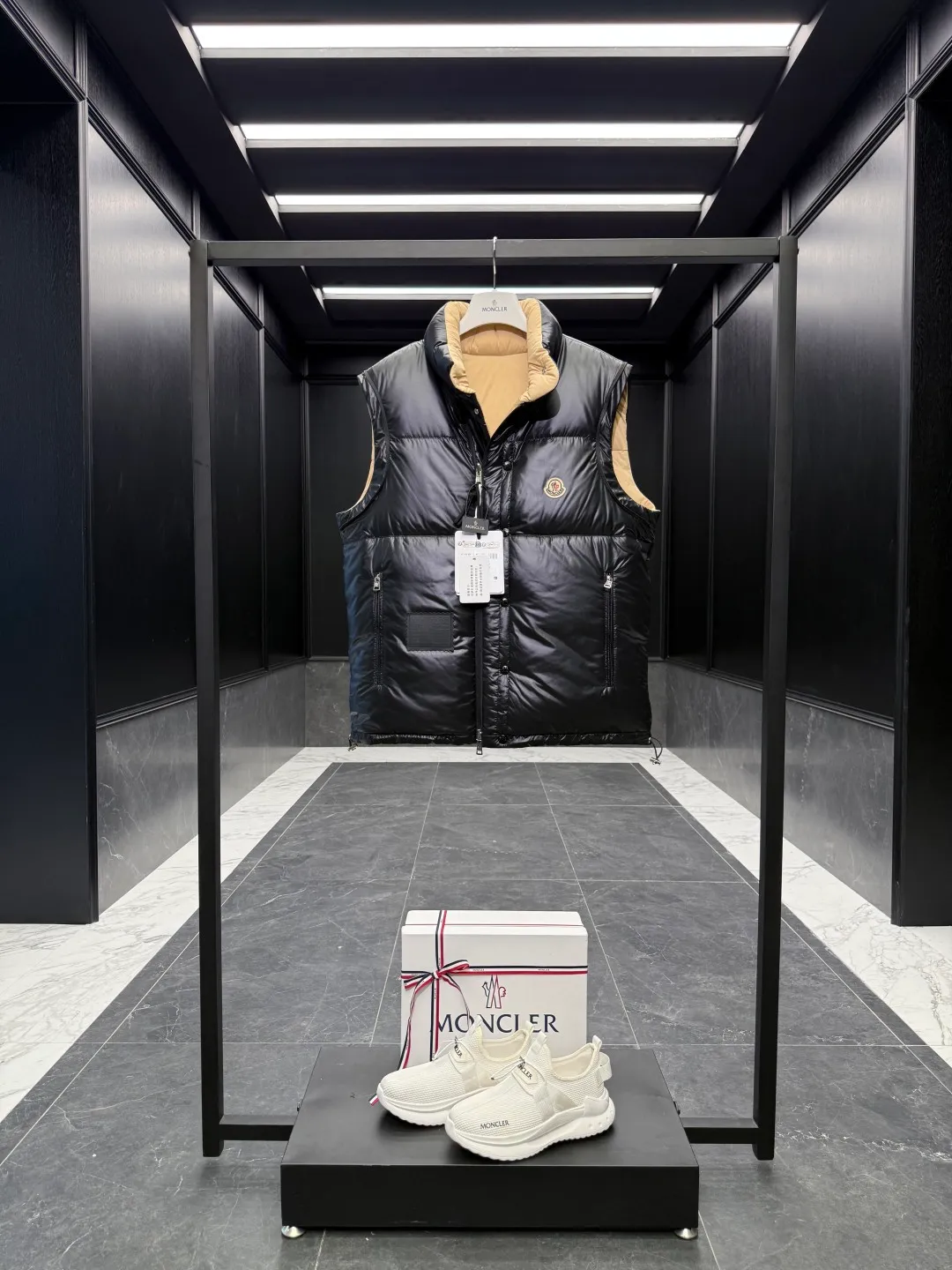 Moncler Verone (variable styles) men's reversible short down jacket. Reversible jacket/reversible vest/one piece of clothing for four styles. P1320