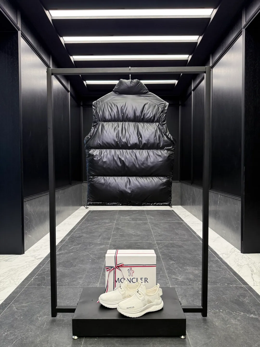 Moncler Verone (variable styles) men's reversible short down jacket. Reversible jacket/reversible vest/one piece of clothing for four styles. P1320