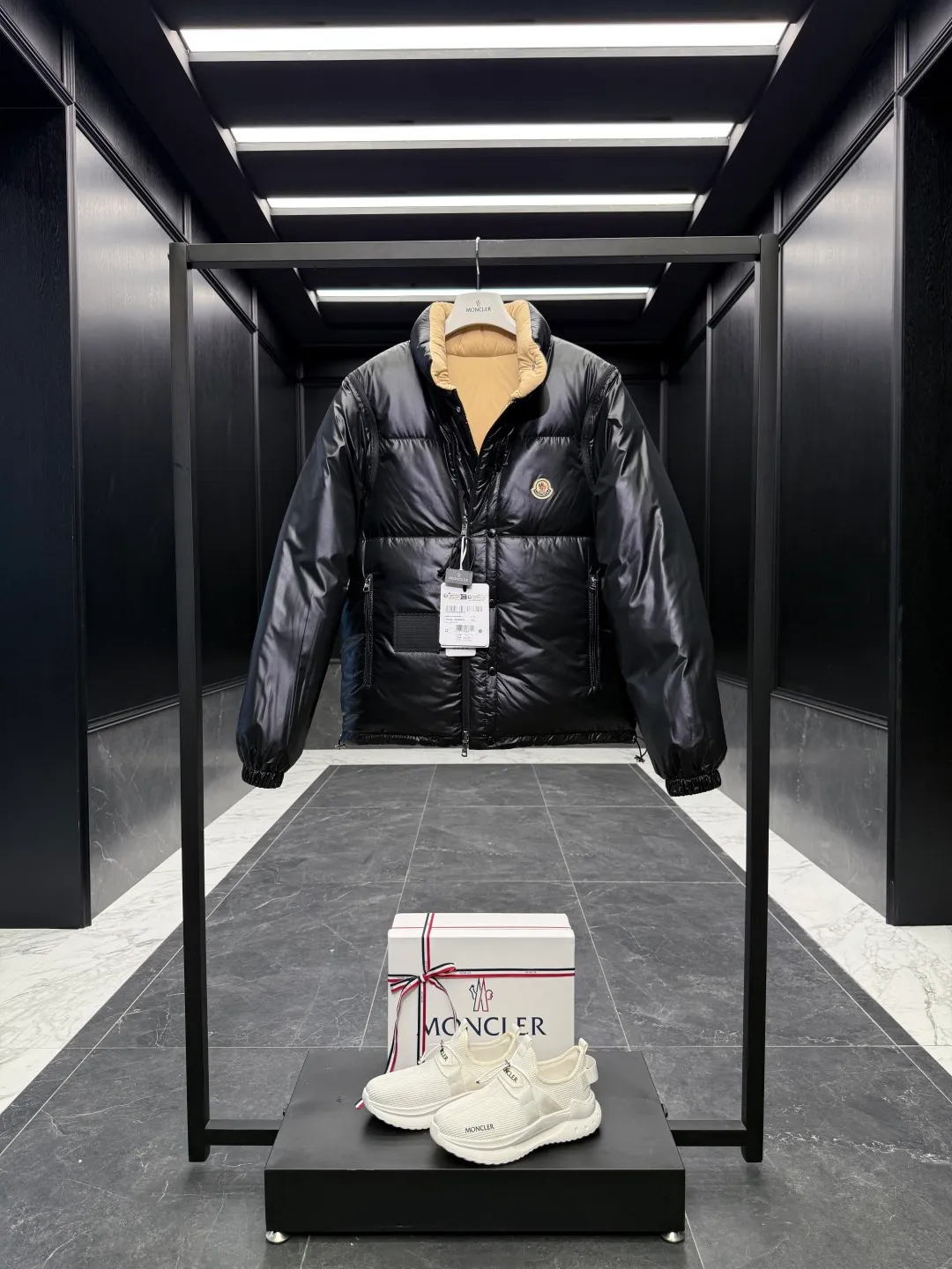 Moncler Verone (variable styles) men's reversible short down jacket. Reversible jacket/reversible vest/one piece of clothing for four styles. P1320