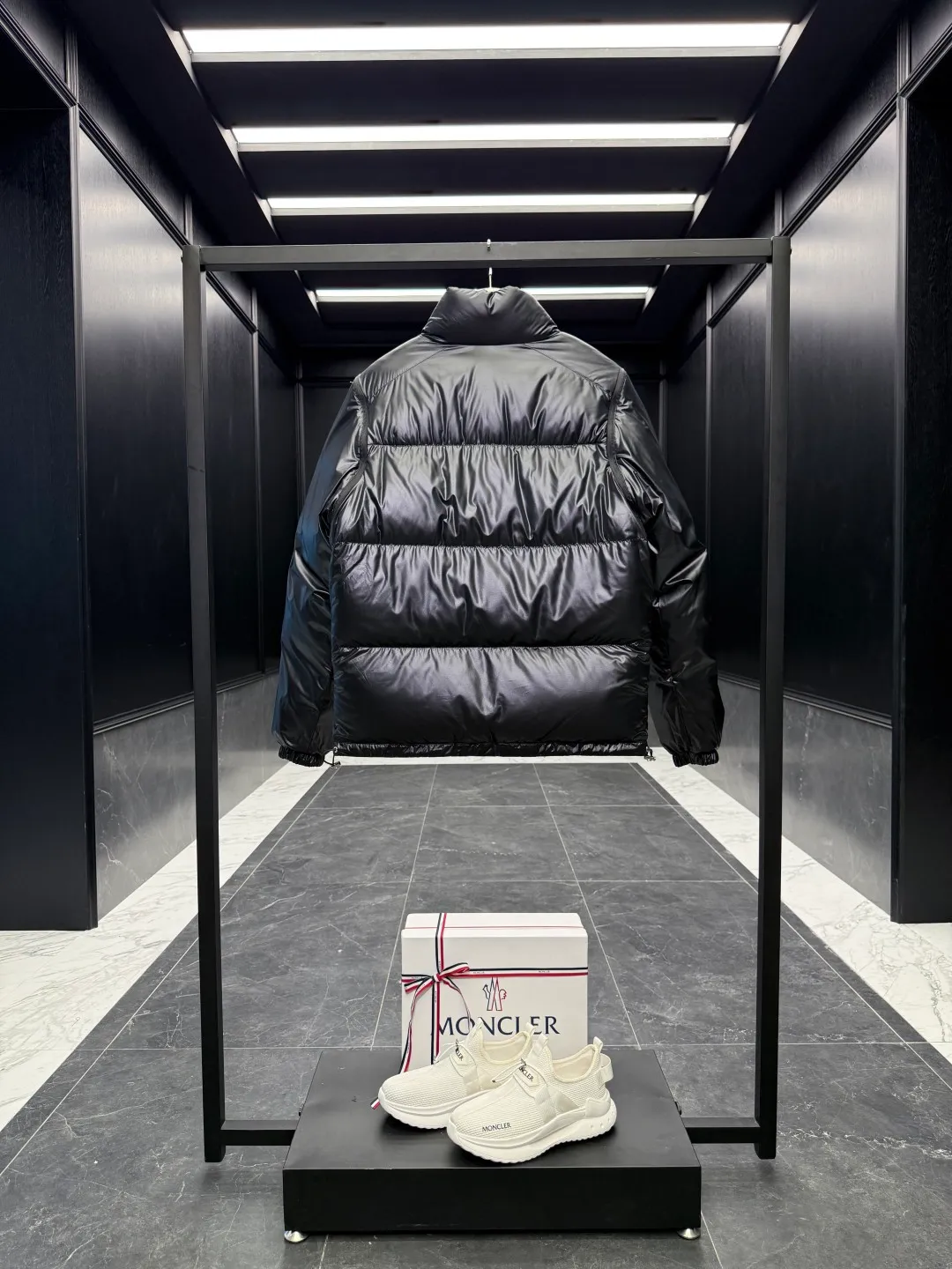 Moncler Verone (variable styles) men's reversible short down jacket. Reversible jacket/reversible vest/one piece of clothing for four styles. P1320
