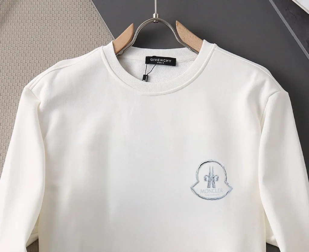 P200 💰 Brand [MONCLER Nengkou] (good news for fat people) 2025ss spring latest long-sleeved round-neck sweatshirt, on sale simultaneously on the official website. Refreshing and breathable. Made of top Tencel Roman. Comfortable and soft. 3D three-dimensional clarity. Super fashion sense. Great for gifting and keeping for yourself. Size: M-5XL (can wear up to 220 pounds)