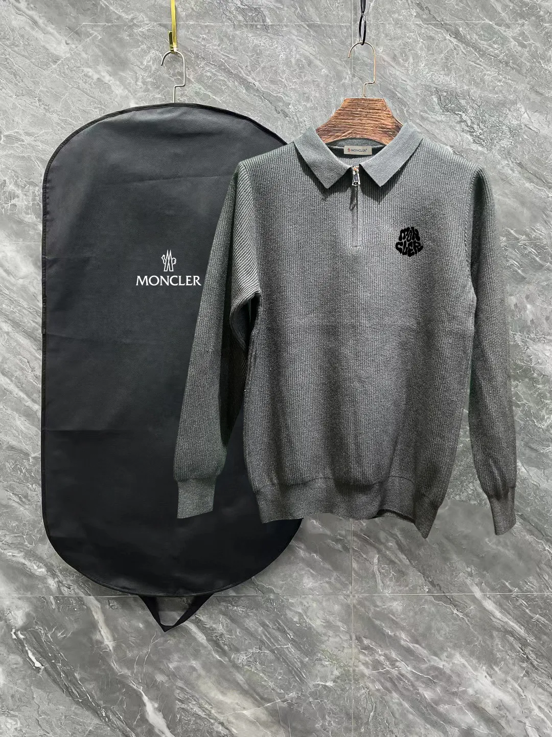 P250 Moncler masked zipper lapel sweater, the latest 2025 casual Polo wool sweater.  The texture is delicate, soft and comfortable, skin-friendly and warm, not easy to deform, simple and high-end style, and the logo on the chest is very exquisite and perfect! The upper body effect is very strong 👍 Color: black, gray Size: S-XL