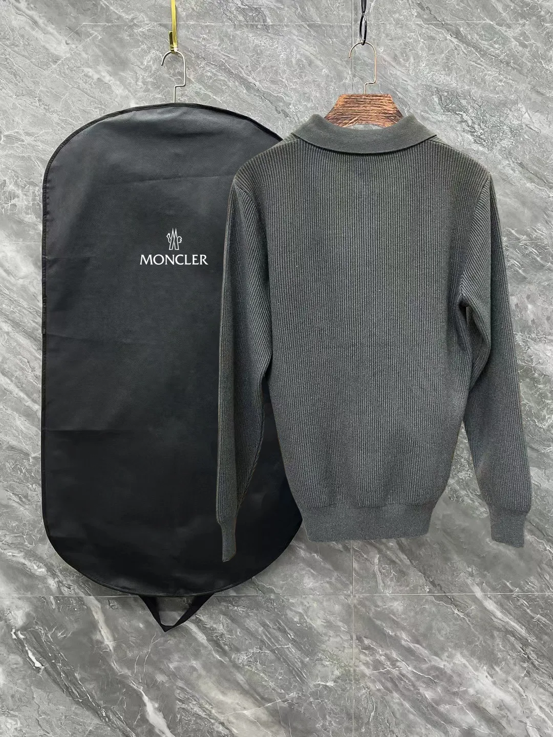 P250 Moncler masked zipper lapel sweater, the latest 2025 casual Polo wool sweater.  The texture is delicate, soft and comfortable, skin-friendly and warm, not easy to deform, simple and high-end style, and the logo on the chest is very exquisite and perfect! The upper body effect is very strong 👍 Color: black, gray Size: S-XL