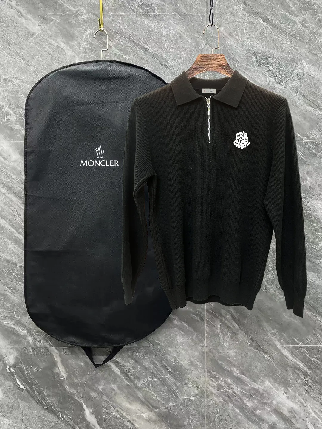 P250 Moncler masked zipper lapel sweater, the latest 2025 casual Polo wool sweater.  The texture is delicate, soft and comfortable, skin-friendly and warm, not easy to deform, simple and high-end style, and the logo on the chest is very exquisite and perfect! The upper body effect is very strong 👍 Color: black, gray Size: S-XL