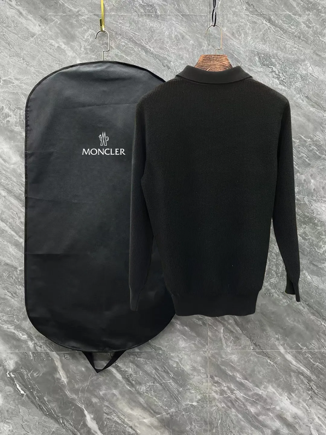 P250 Moncler masked zipper lapel sweater, the latest 2025 casual Polo wool sweater.  The texture is delicate, soft and comfortable, skin-friendly and warm, not easy to deform, simple and high-end style, and the logo on the chest is very exquisite and perfect! The upper body effect is very strong 👍 Color: black, gray Size: S-XL