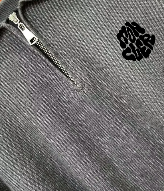 P250 Moncler masked zipper lapel sweater, the latest 2025 casual Polo wool sweater.  The texture is delicate, soft and comfortable, skin-friendly and warm, not easy to deform, simple and high-end style, and the logo on the chest is very exquisite and perfect! The upper body effect is very strong 👍 Color: black, gray Size: S-XL