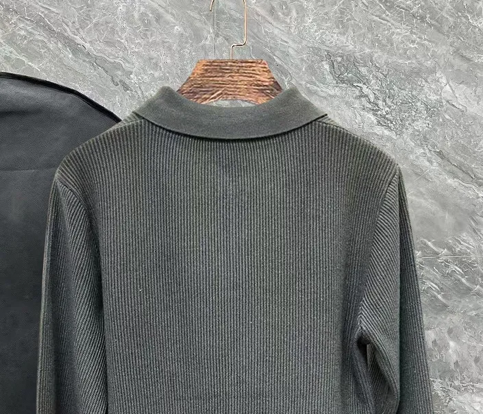 P250 Moncler masked zipper lapel sweater, the latest 2025 casual Polo wool sweater.  The texture is delicate, soft and comfortable, skin-friendly and warm, not easy to deform, simple and high-end style, and the logo on the chest is very exquisite and perfect! The upper body effect is very strong 👍 Color: black, gray Size: S-XL