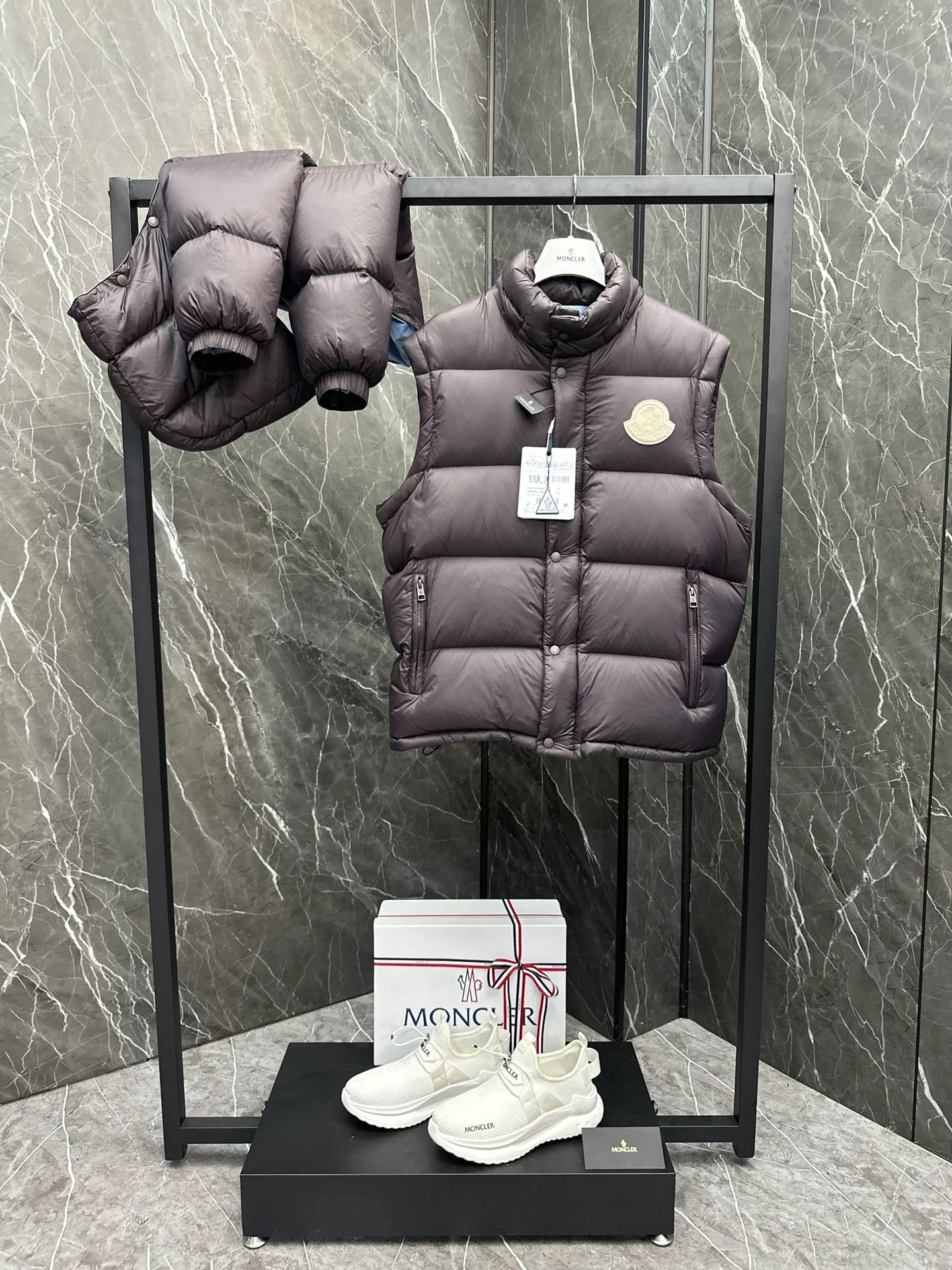 Moncler Cyclone two-in-one down jacket. Changeable/jacket/hooded vest/stand collar vest/hooded down jacket. It is really easy to wear and practical. P860