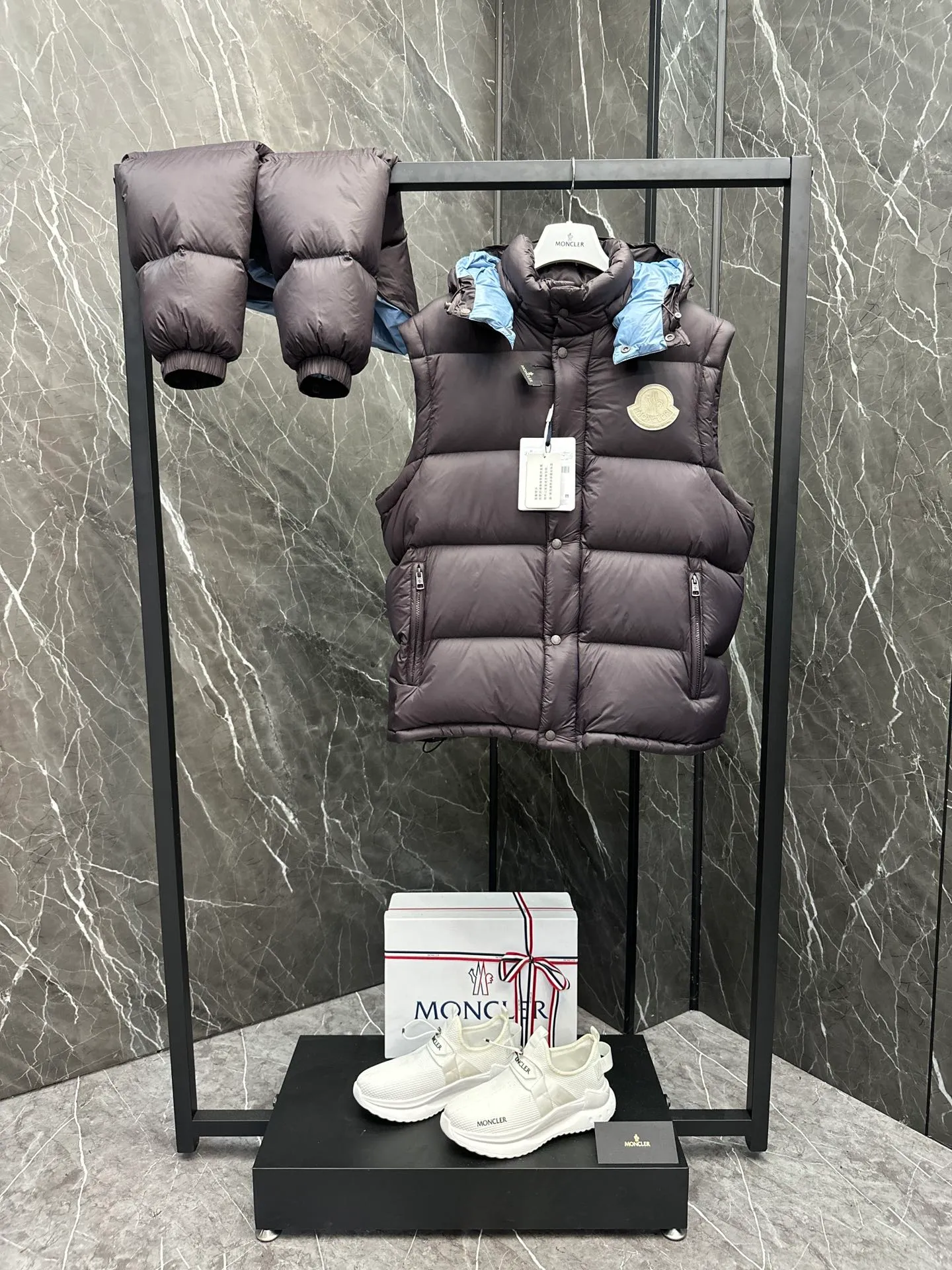Moncler Cyclone two-in-one down jacket. Changeable/jacket/hooded vest/stand collar vest/hooded down jacket. It is really easy to wear and practical. P860