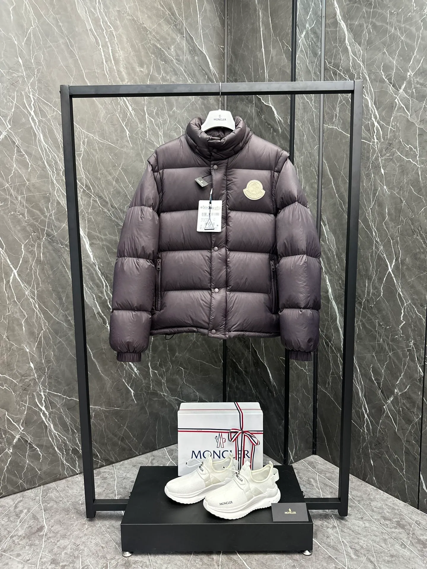 Moncler Cyclone two-in-one down jacket. Changeable/jacket/hooded vest/stand collar vest/hooded down jacket. It is really easy to wear and practical. P860